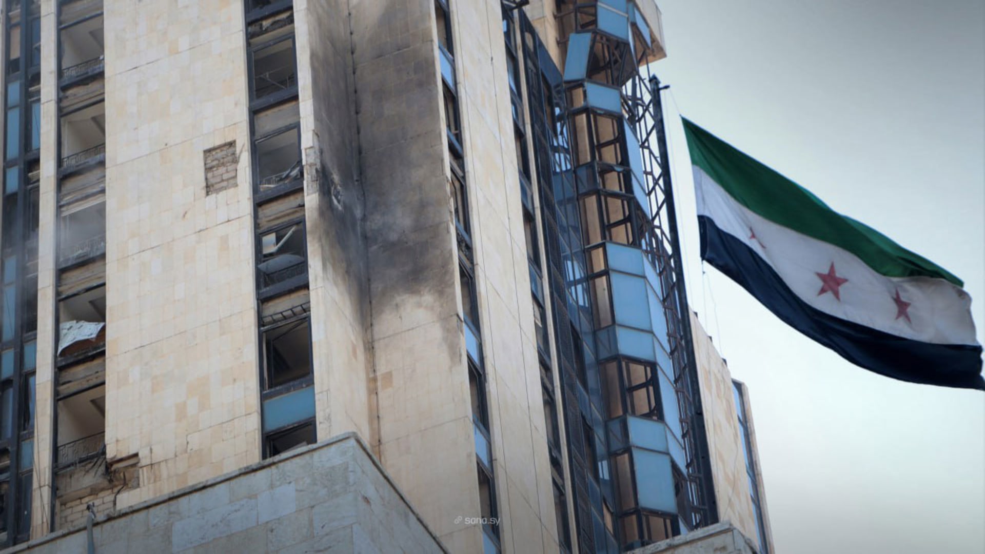 سوريا.. فيديو لحظة انفجار "درون" ضرب مبنى محافظة حلب