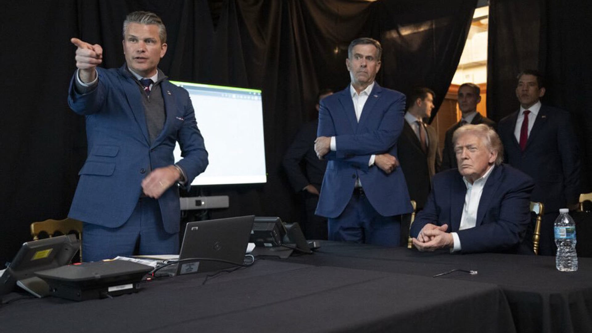 "توقف عمّا تفعله واقرأ هذا".. حارس مادورو بشهادة صادمة عن سلاح غامض بعملية أمريكا تعيد نشرها متحدثة البيت الأبيض