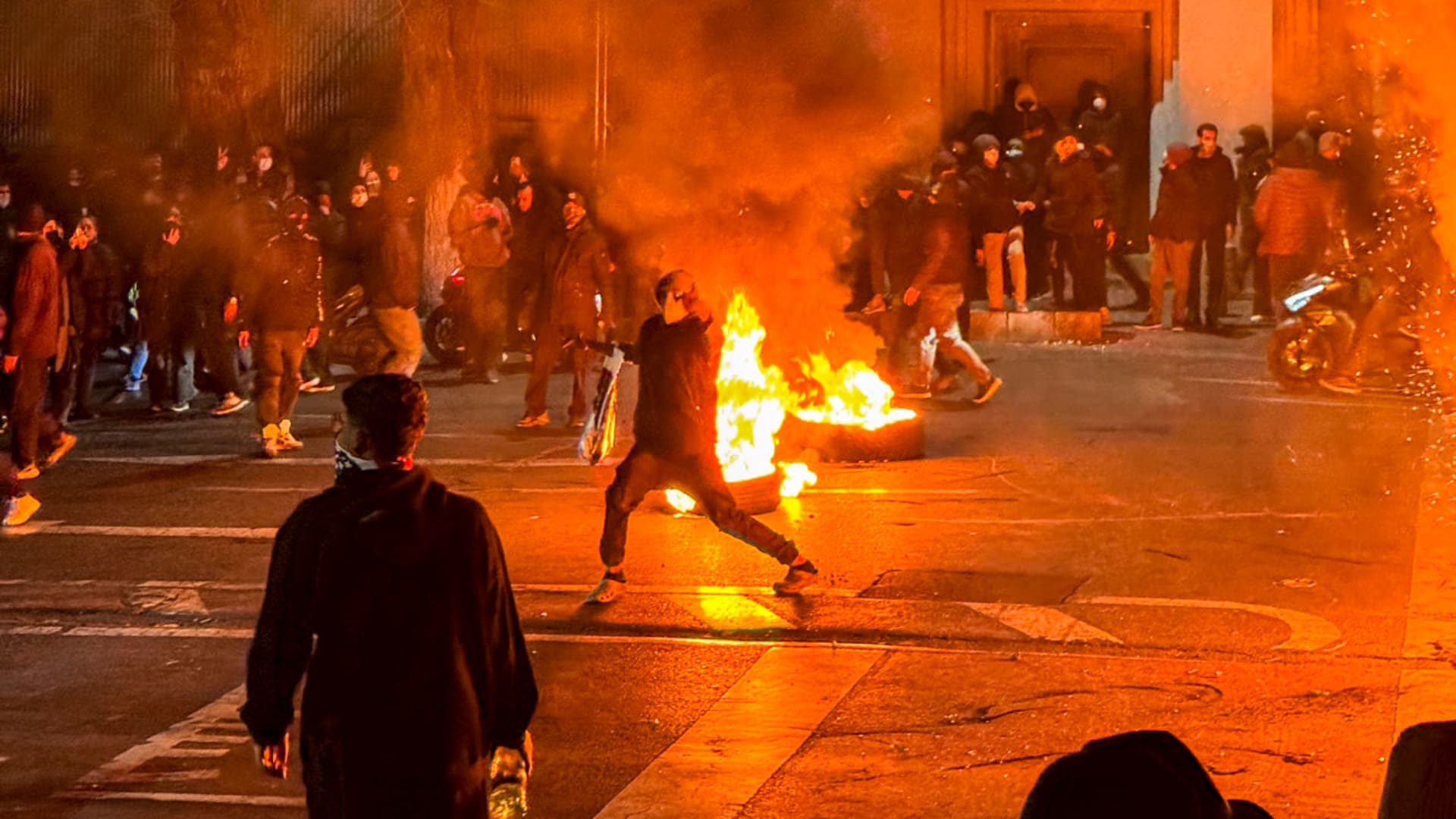 مظاهرات إيران.. مسجد يحترق وألعاب نارية فوق طهران ومتظاهرون يهتفون "الموت للديكتاتور"