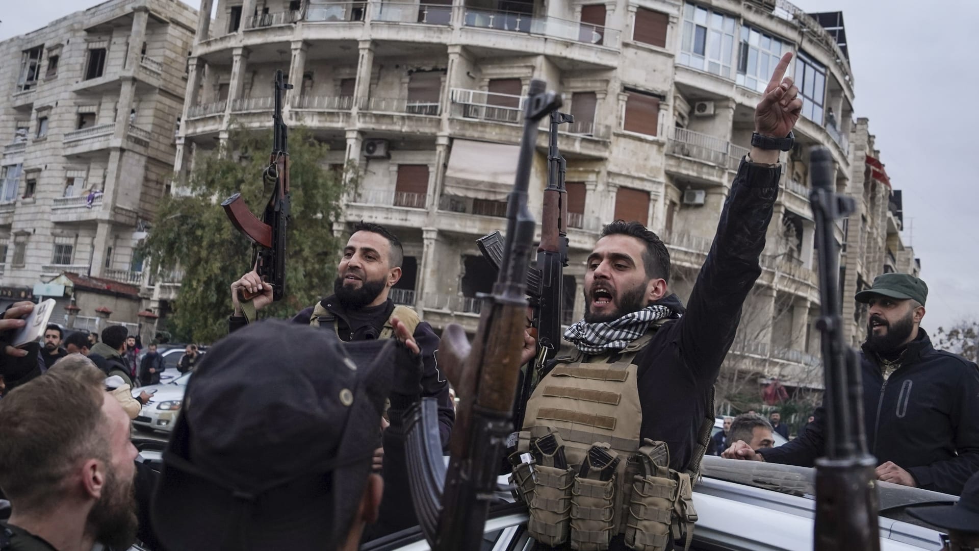 حلب.. مظلوم عبدي يعلن عن اتفاق لوقف الاشتباكات وخروج مسلحي "قسد"