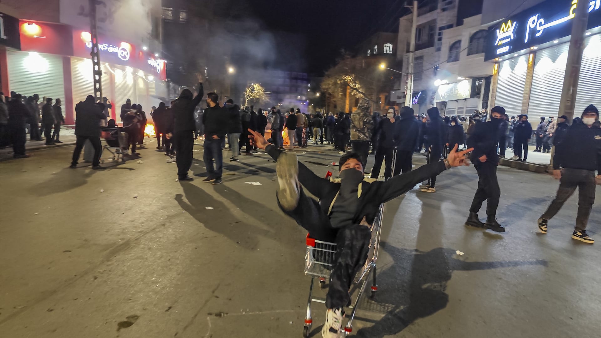 "الملالي انشغلوا بالحروب وتصدير الثورة".. ضاحي خلفان يعلق على الاحتجاجات في إيران