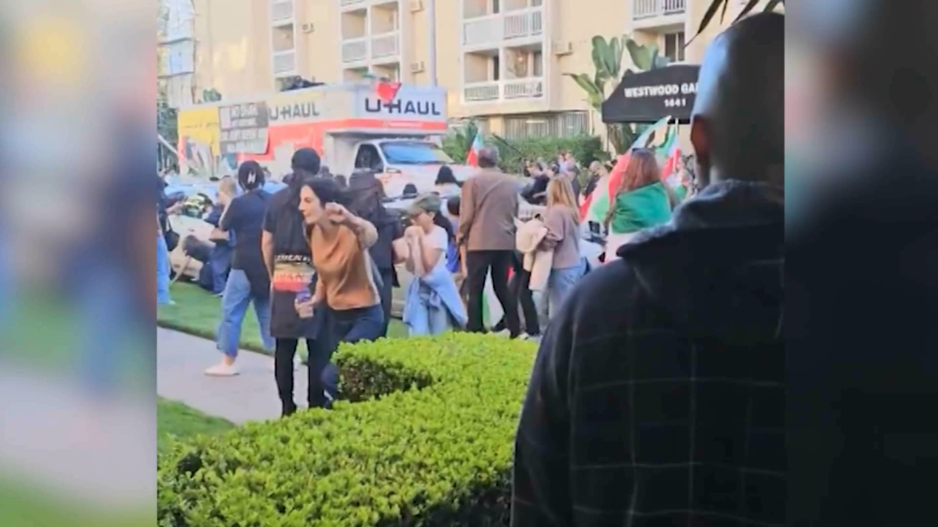 شاحنة تقتحم حشدًا من المتظاهرين المناهضين للنظام الإيراني في لوس أنجلوس بأمريكا