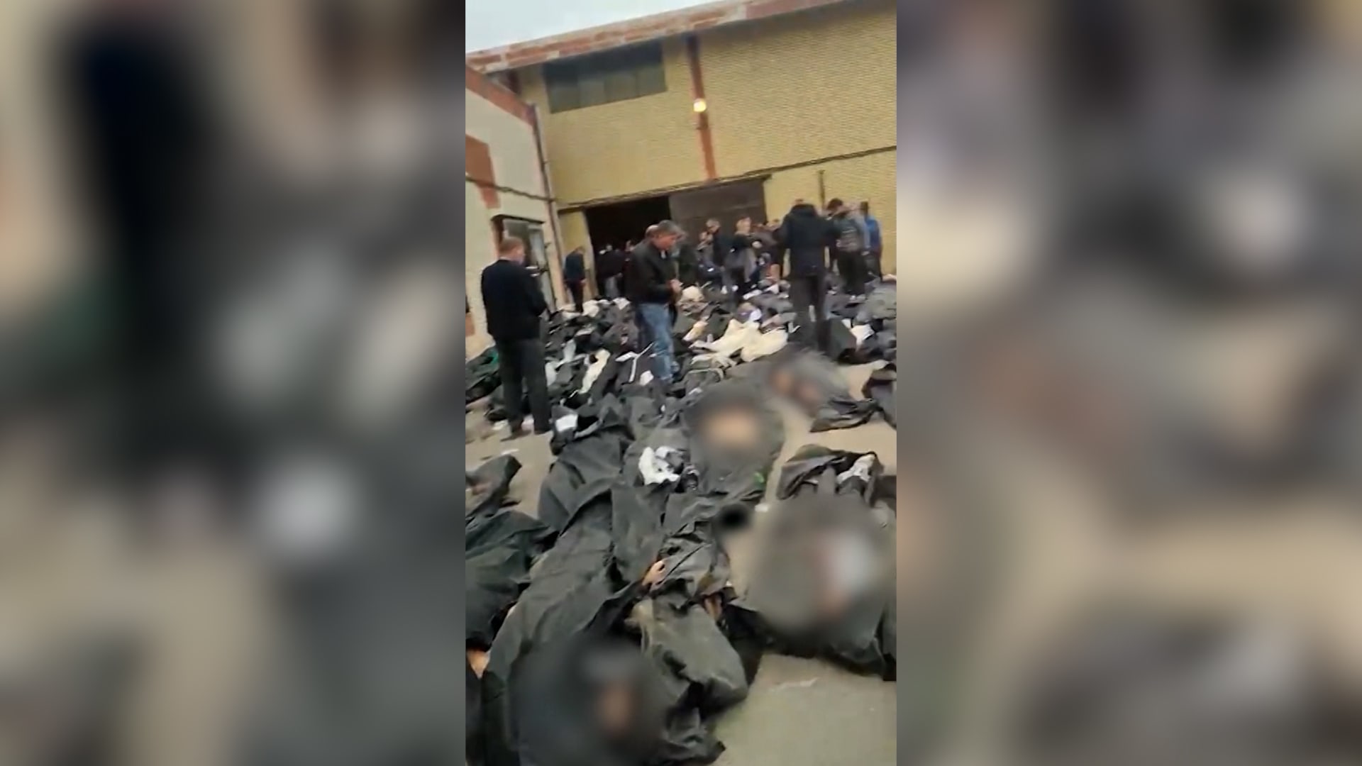 شاهد.. عشرات الجثث خارج مشرحة قرب طهران.. وإيرانيون يحاولون التعرف على ذويهم