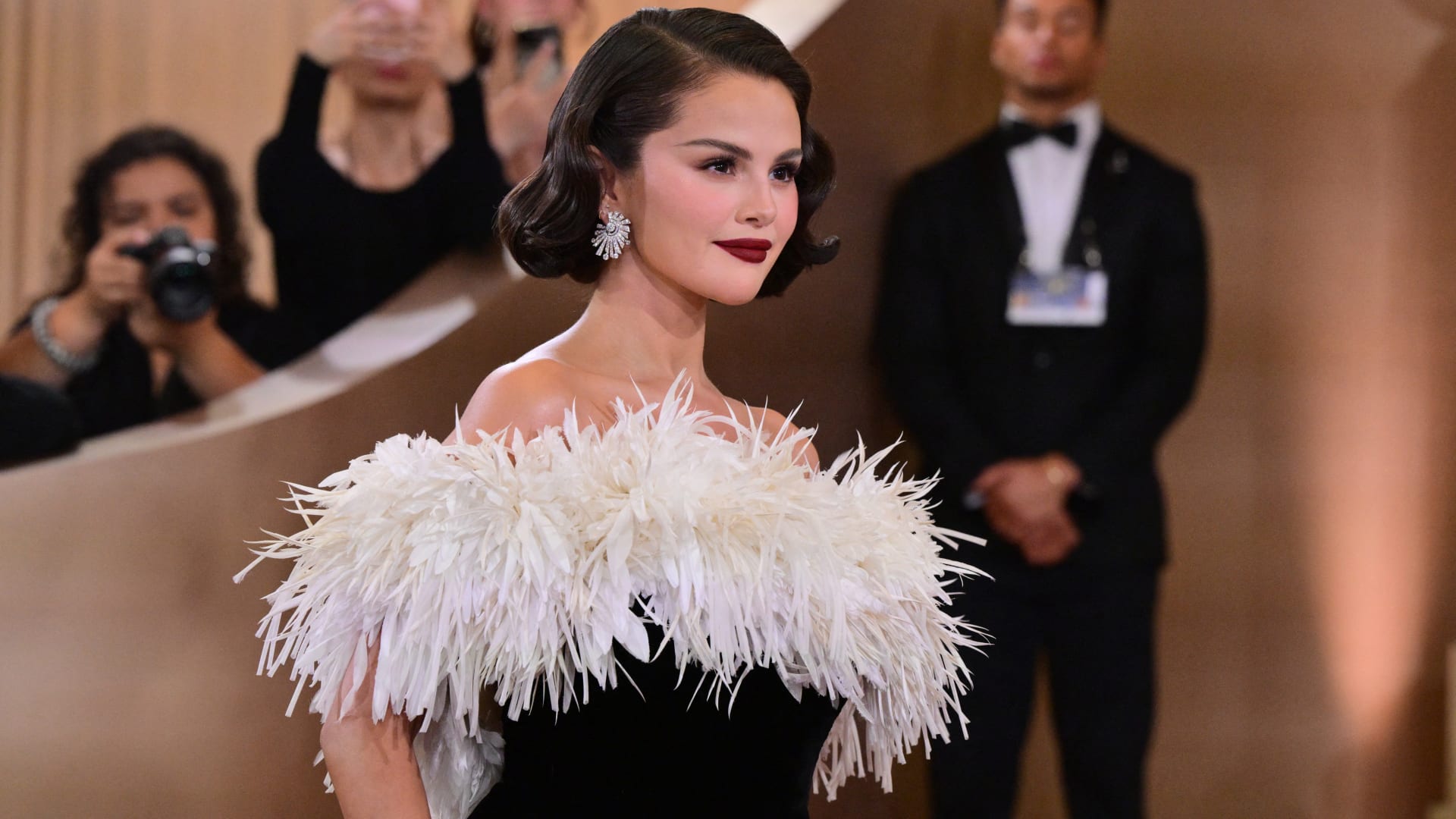 استغرق تنفيذه أكثر من 320 ساعة.. فستان سيلينا غوميز يخطف الأنظار في حفل "غولدن غلوب"