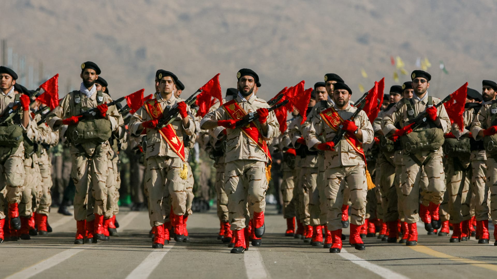 تثير الرعب وتقمع المحتجين.. ما هي قوات "الباسيج" في إيران؟