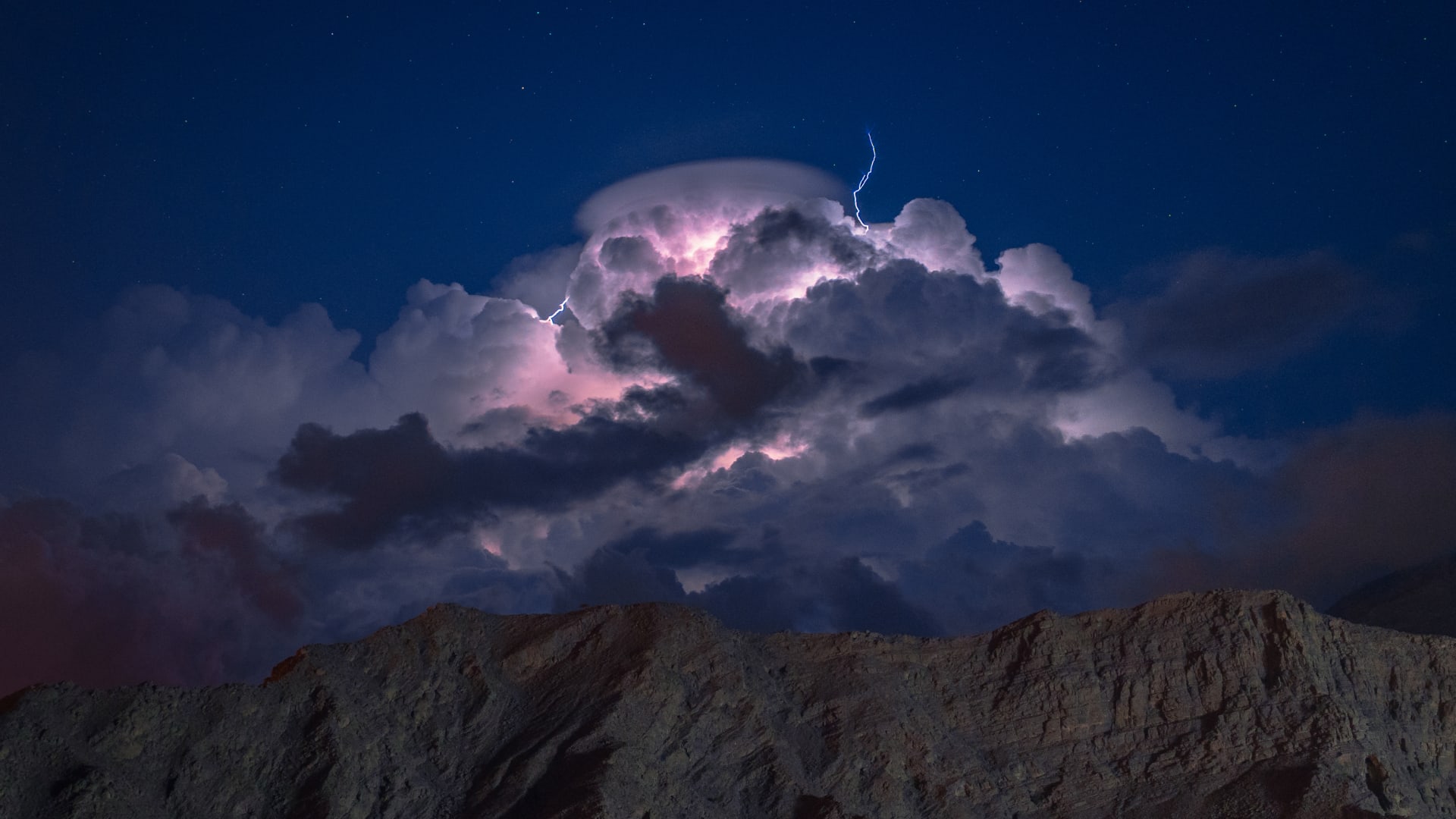 عُماني يوثق ظاهرة جوية خاطفة للأنفاس في سماء مُسندم