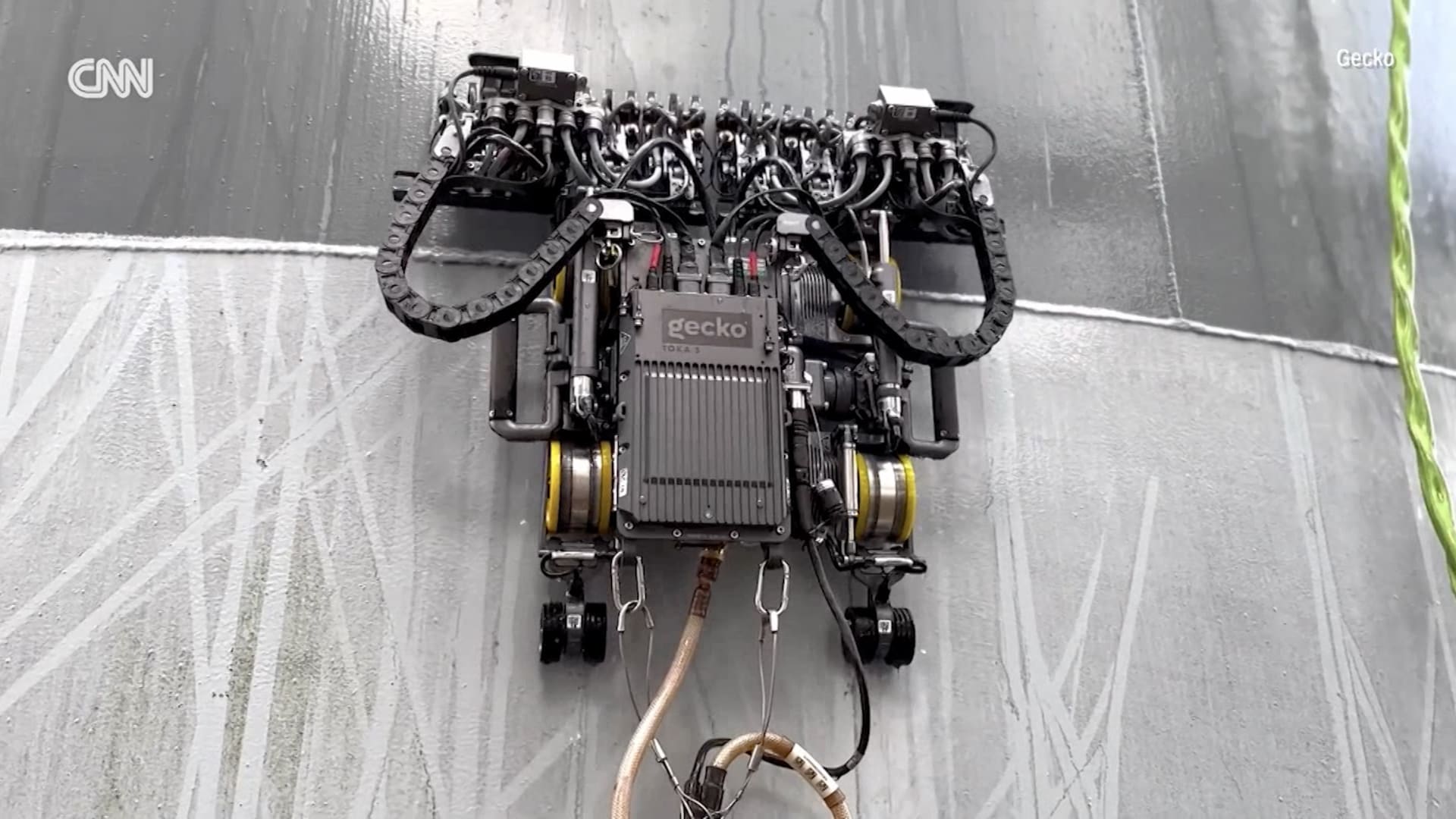 شاهد.. روبوت يتسلق جدران المباني لاكتشاف عيوبها غير المرئية