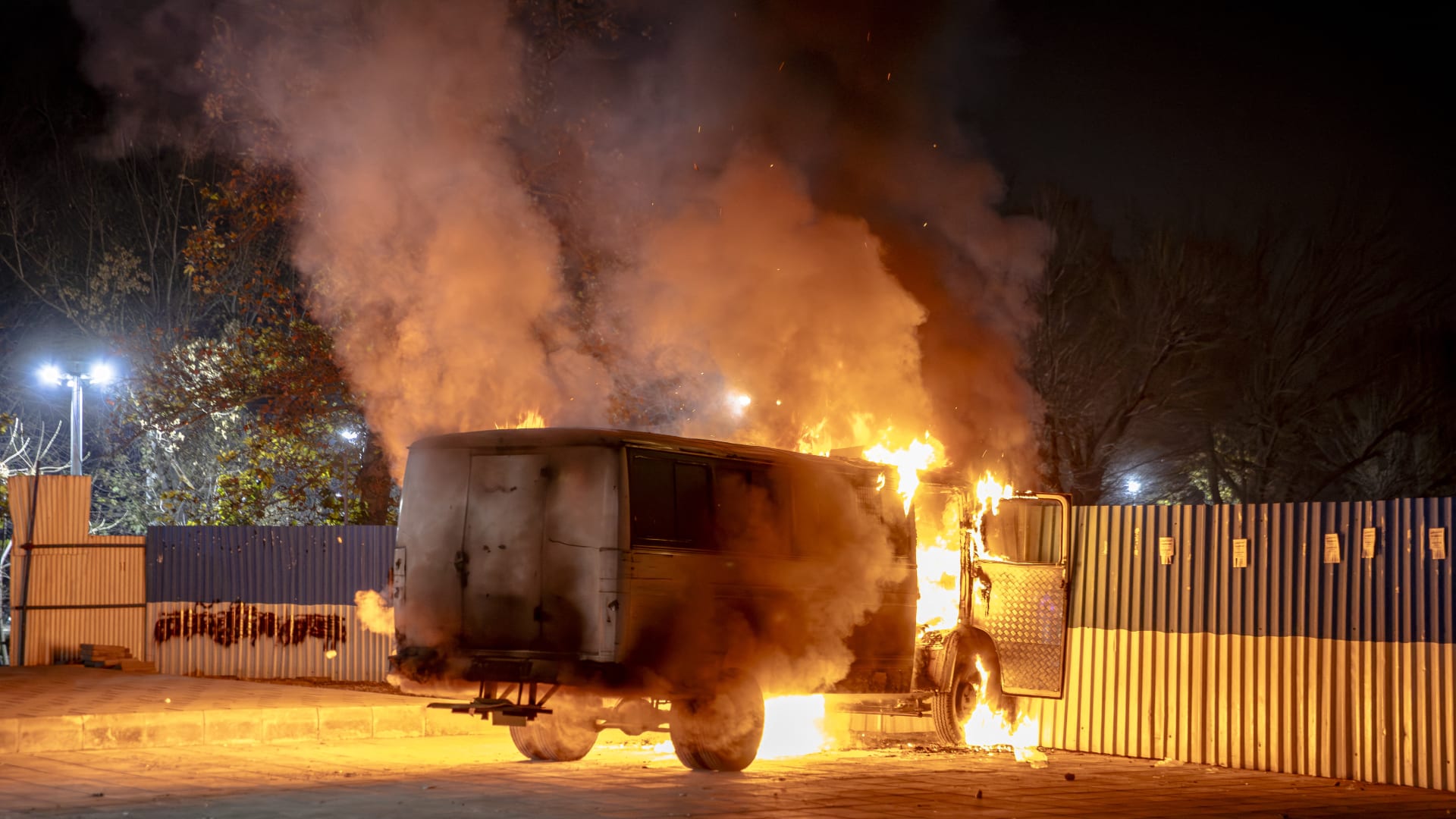 النظام الإيراني يحشد أنصاره في مواجهة تصاعد الاحتجاجات المعارضة