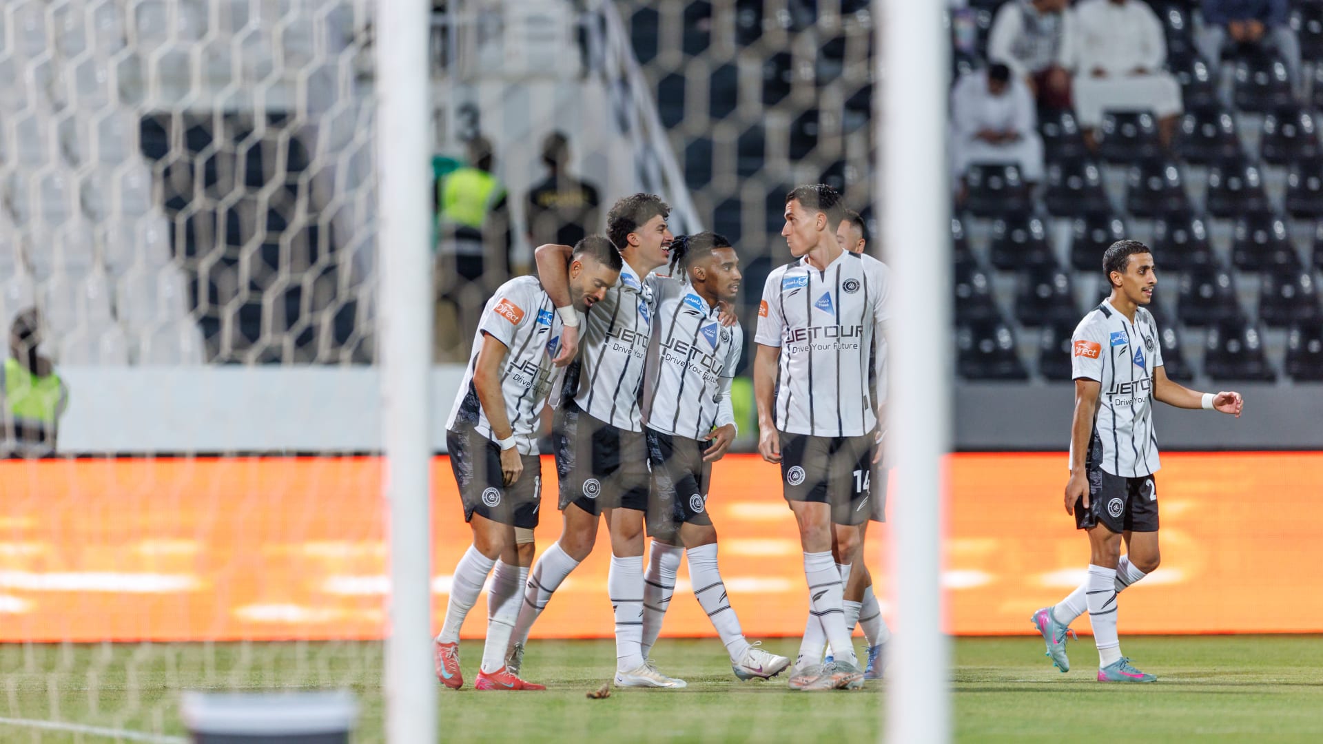 بصق على الحكم.. إيقاف لاعب في الدوري السعودي 10 مباريات