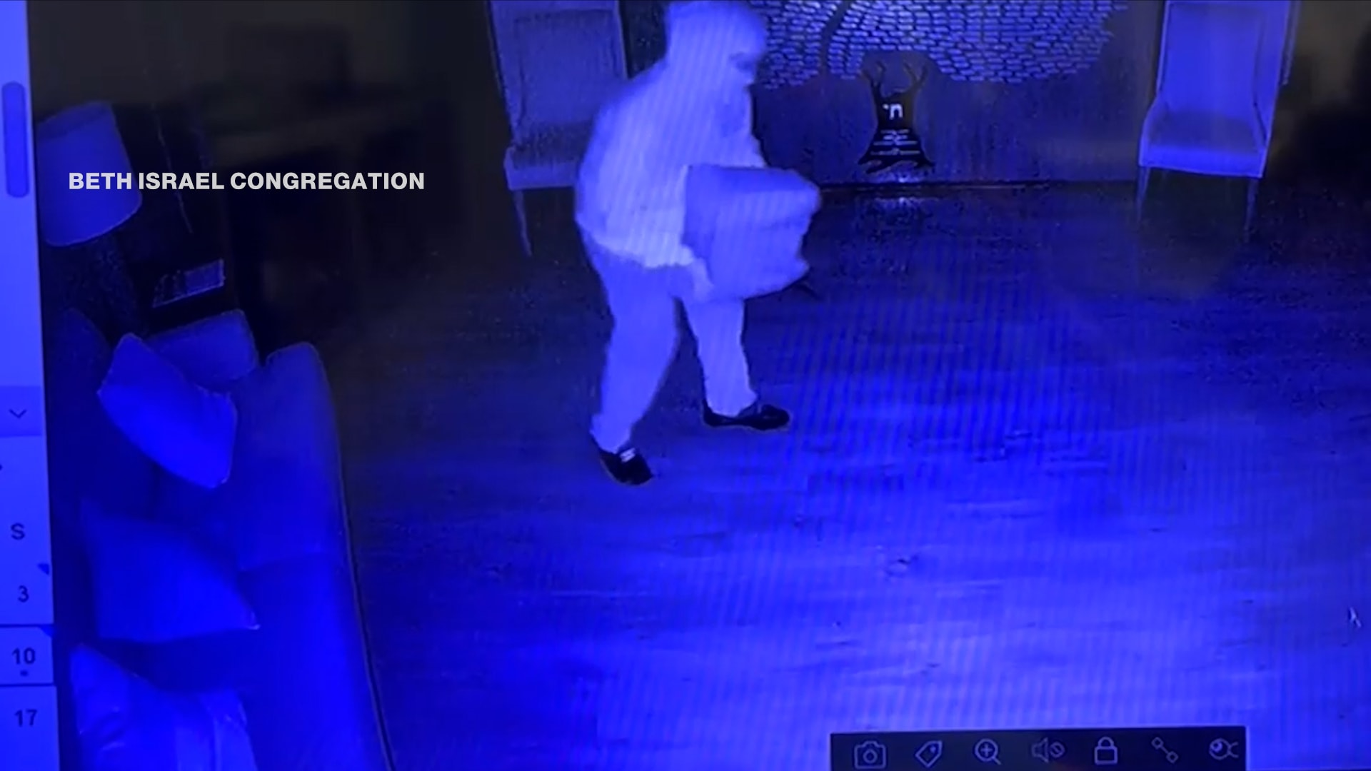 كاميرا ترصد ما فعله المُشتبه به في حريق مُتعمد قبل إشعال كنيس يهودي بأمريكا