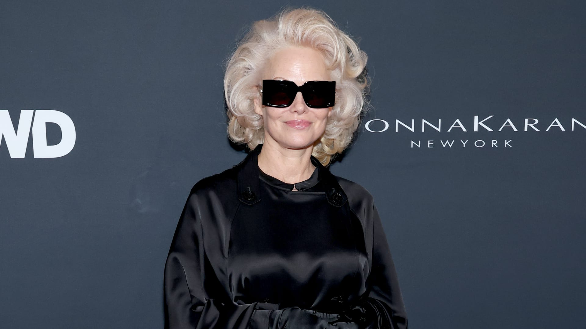 باميلا أندرسون تحيي تسريحة شعر مارلين مونرو على السجادة الحمراء