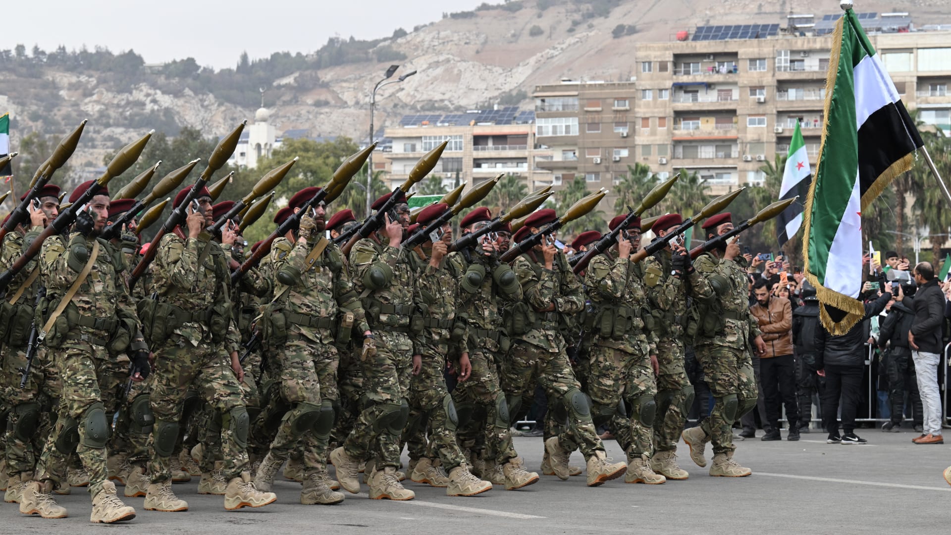 الجيش السوري يُعلن دير حافر وبلدات أخرى "منطقة عسكرية مغلقة" ويدعو "قسد" للانسحاب إلى شرق الفرات