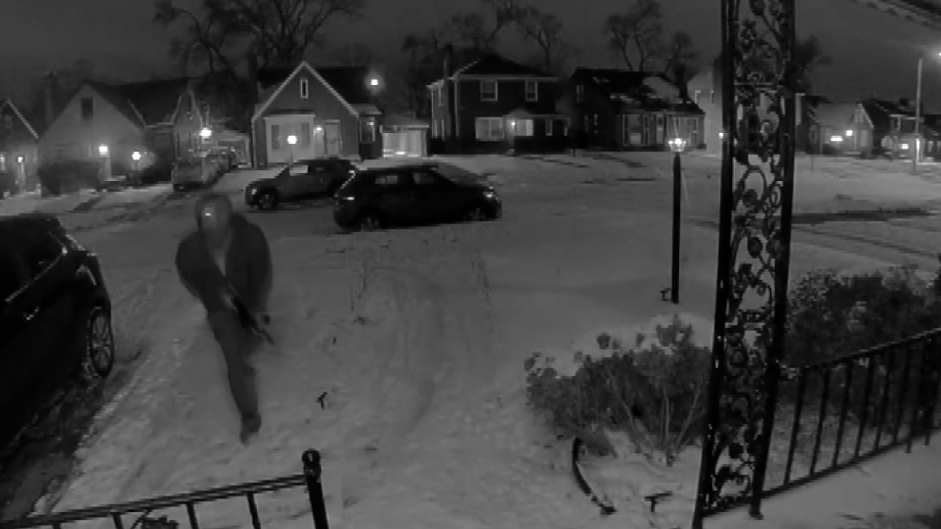 طرق الباب ثم أطلق النار.. فيديو يوثق لحظة هجوم مسلح على منزل في أمريكا