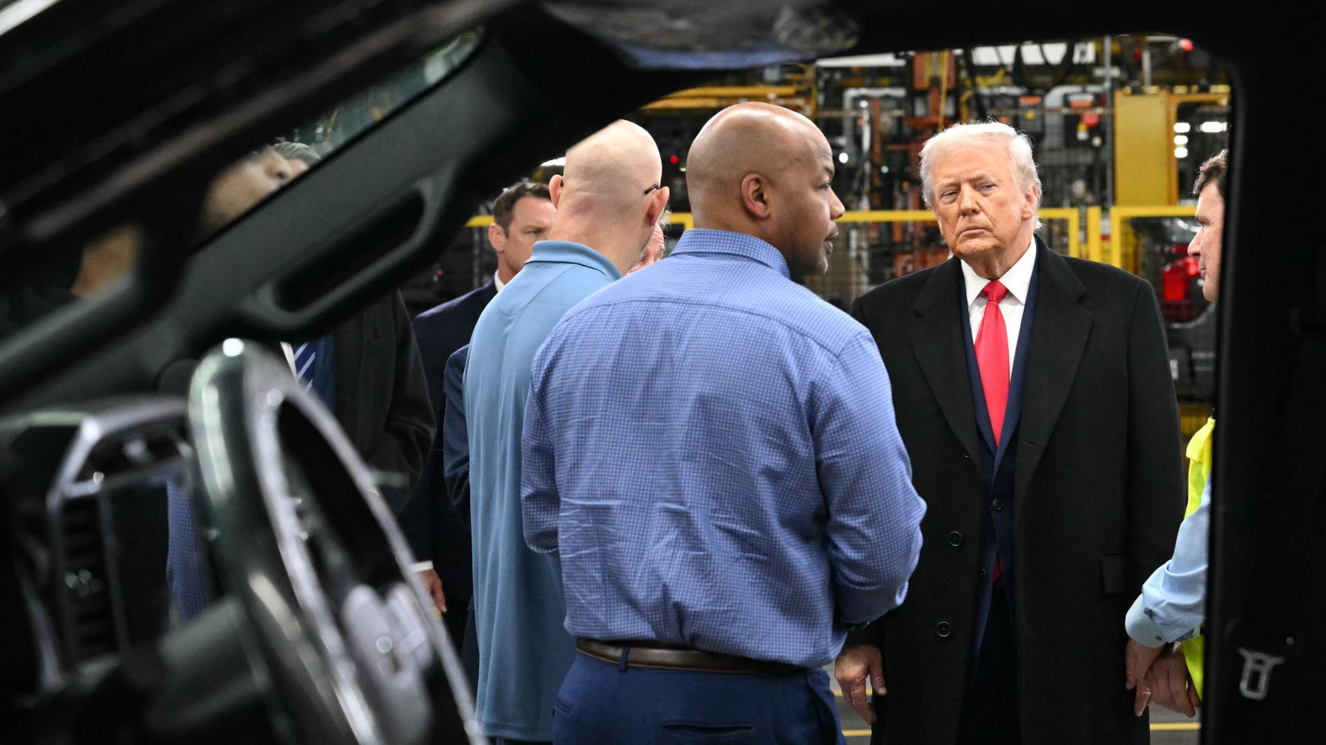 ترامب يقوم بـ"إشارة بذيئة" لشخص خلال جولة في مصنع.. والبيت الأبيض يعلق