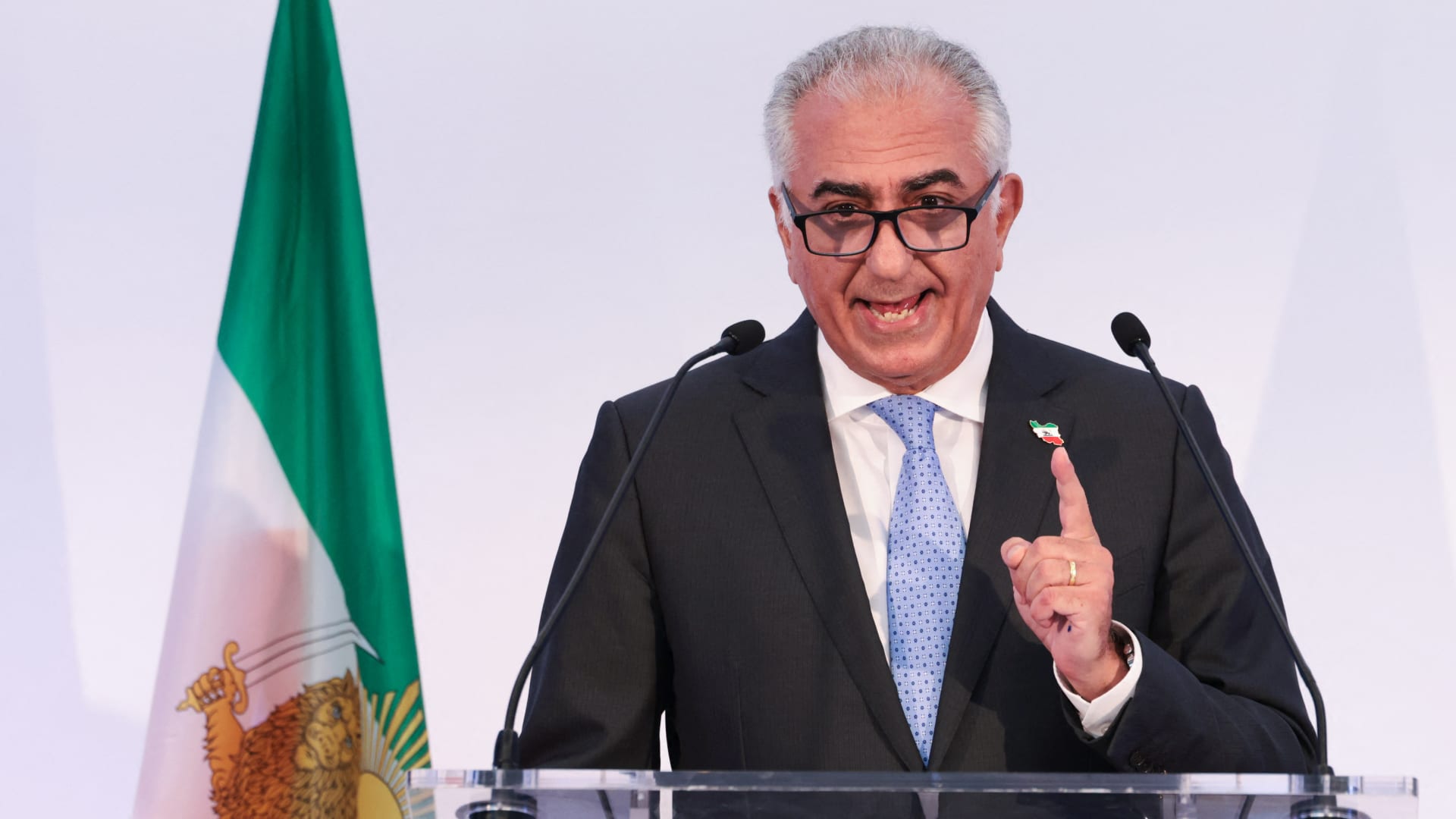 رضا بهلوي يوجه "رسالة" إلى الجيش الإيراني بشأن الاحتجاجات