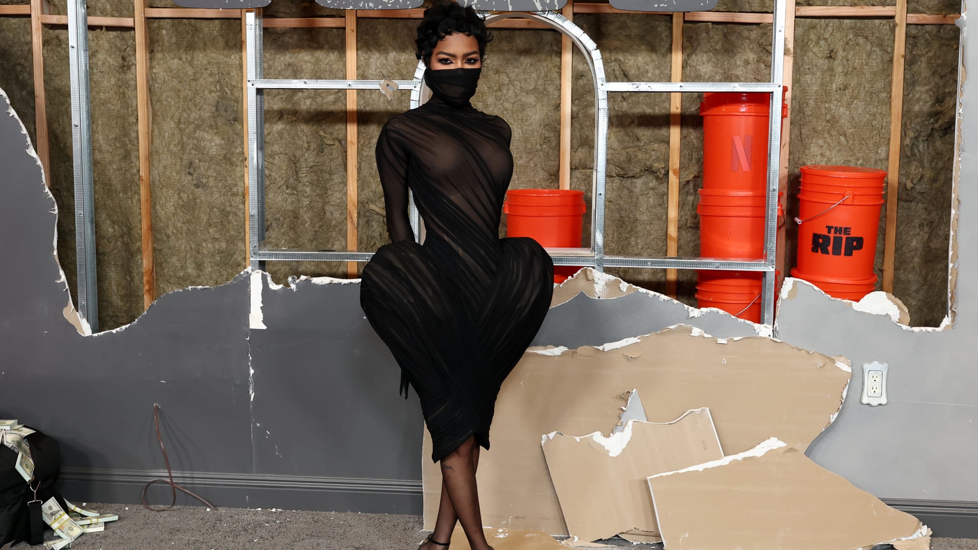 زهرة توليب سوداء.. تيانا تايلور تخطف الأنظار بتصميم "سعودي" في نيويورك