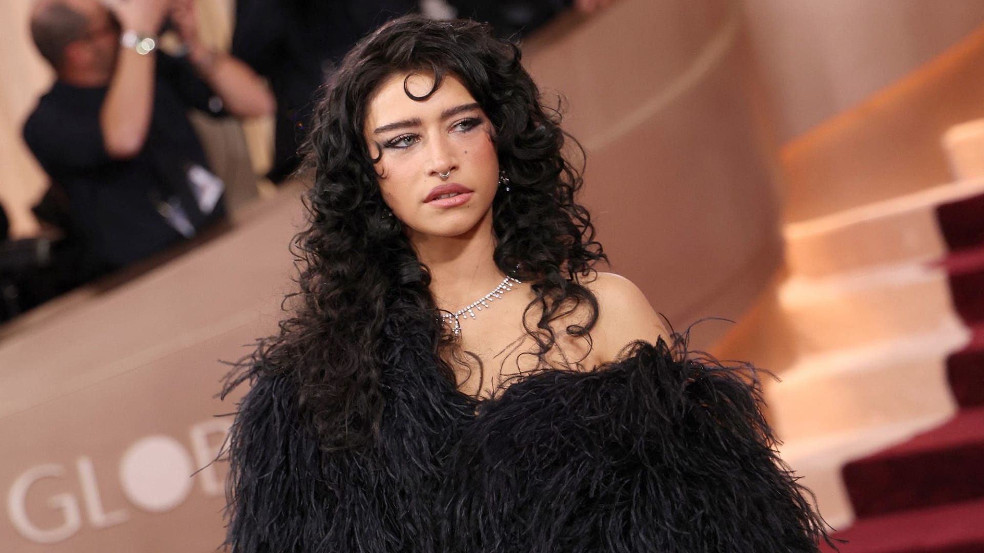 غموض وأناقة قاتمة.. فتيات "الغوث" يخرجن عن كلاسيكية سجادة "غولدن غلوب" الحمراء