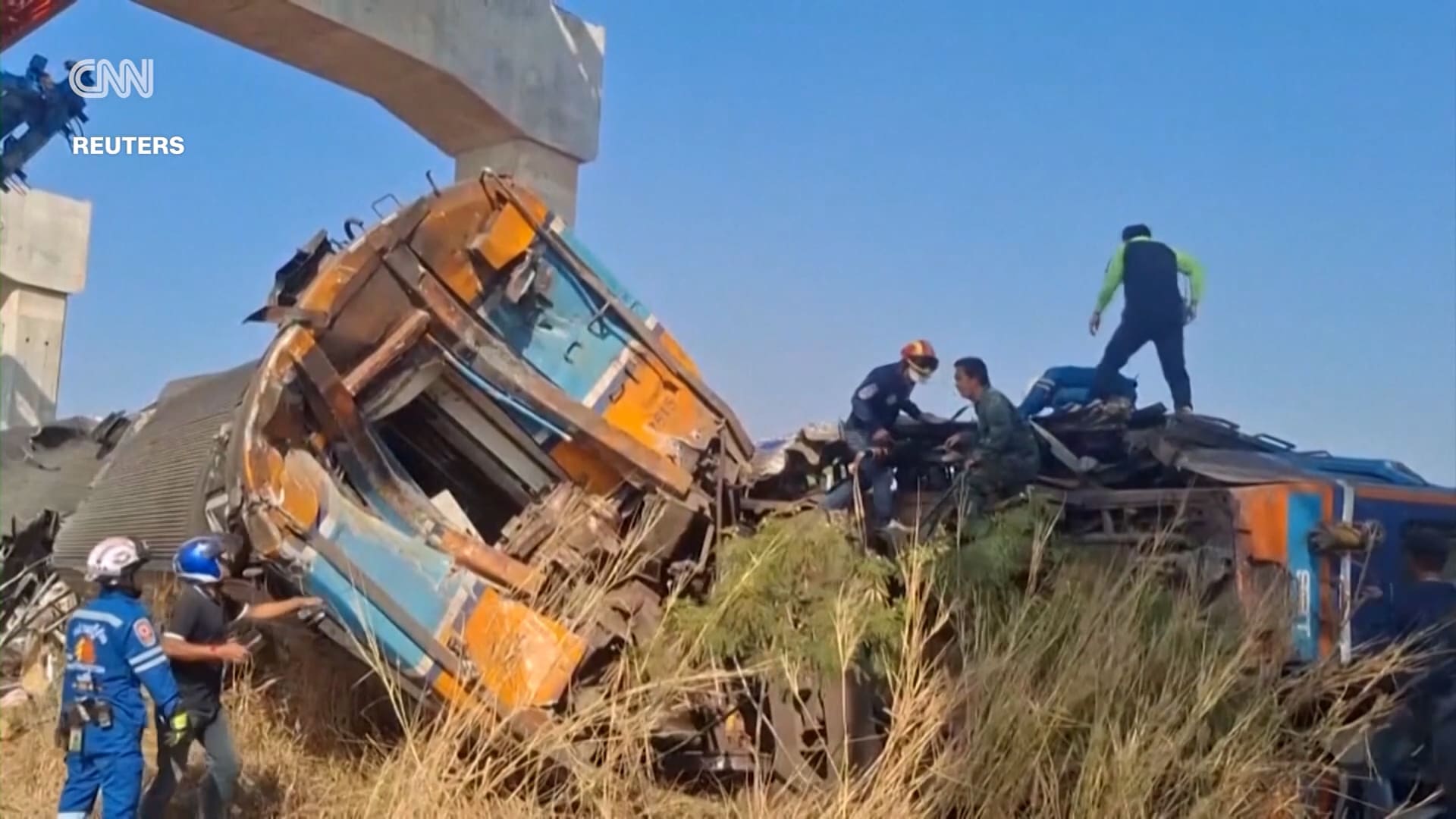 خلفت قتلى وجرحى.. اللقطات الأولى بعد حادثة سقوط رافعة شمال شرق تايلاند