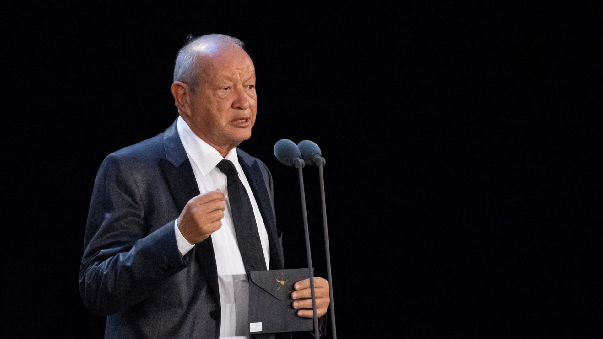 "شوطة واحدة في 90 دقيقة".. ساويرس يبدي استغرابه من أداء منتخب مصر أمام السنغال