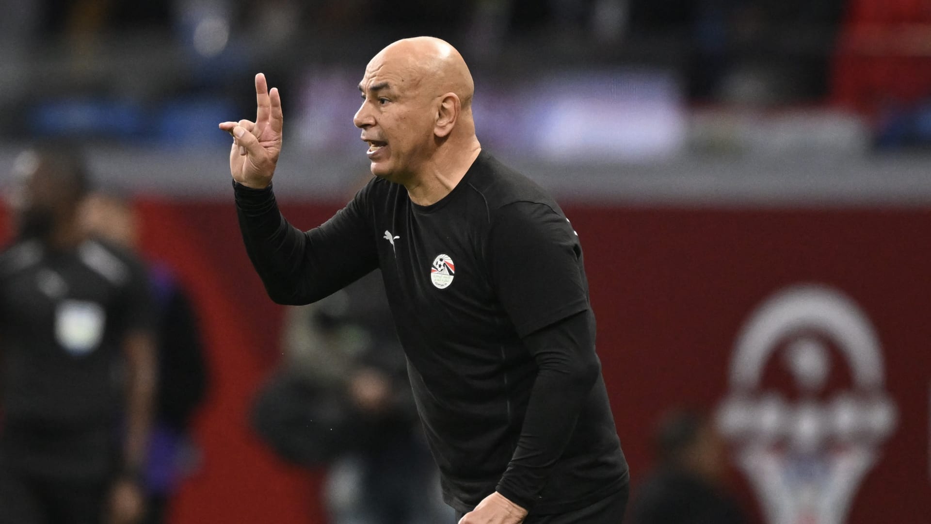 إشارة "مُثيرة" من حسام حسن للجماهير بعد خسارة مصر أمام السنغال