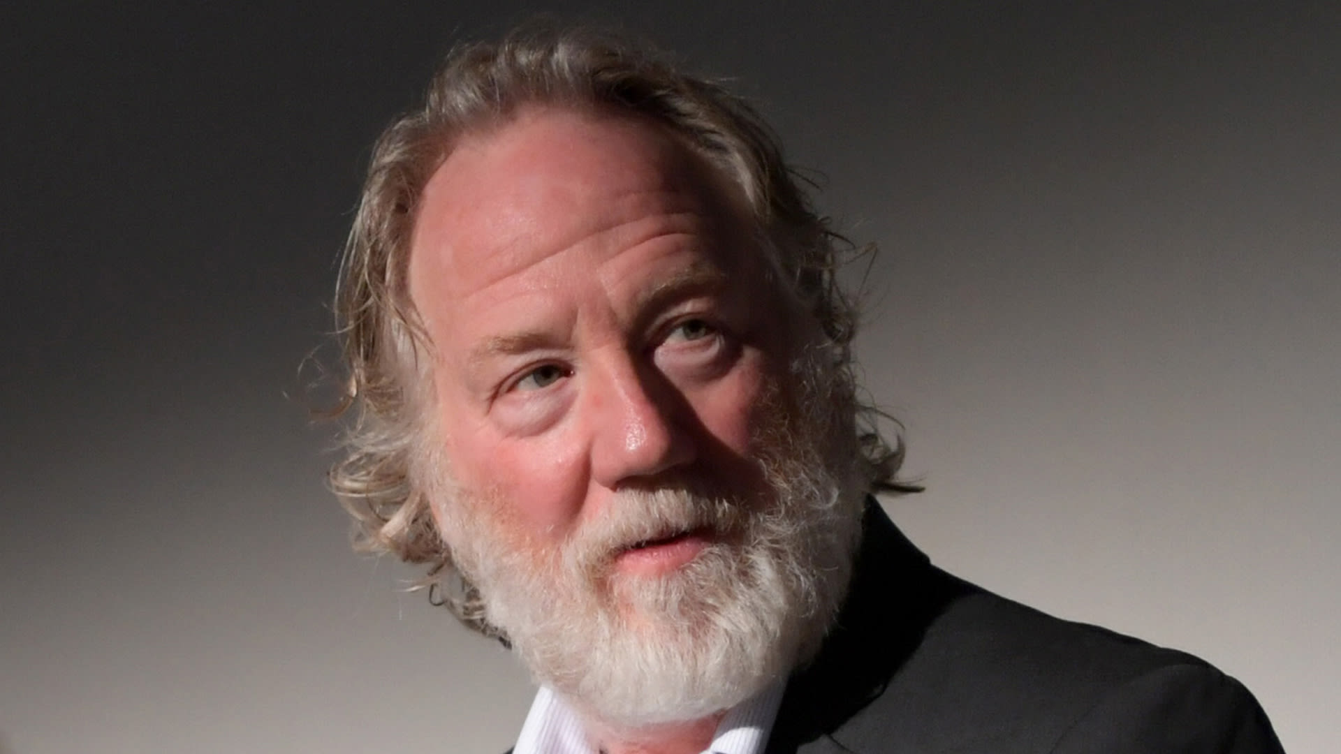 متهم بالاعتداء الجنسي على الأطفال… المخرج تيموثي بوسفيلد يسلم نفسه لسلطات نيو مكسيكو