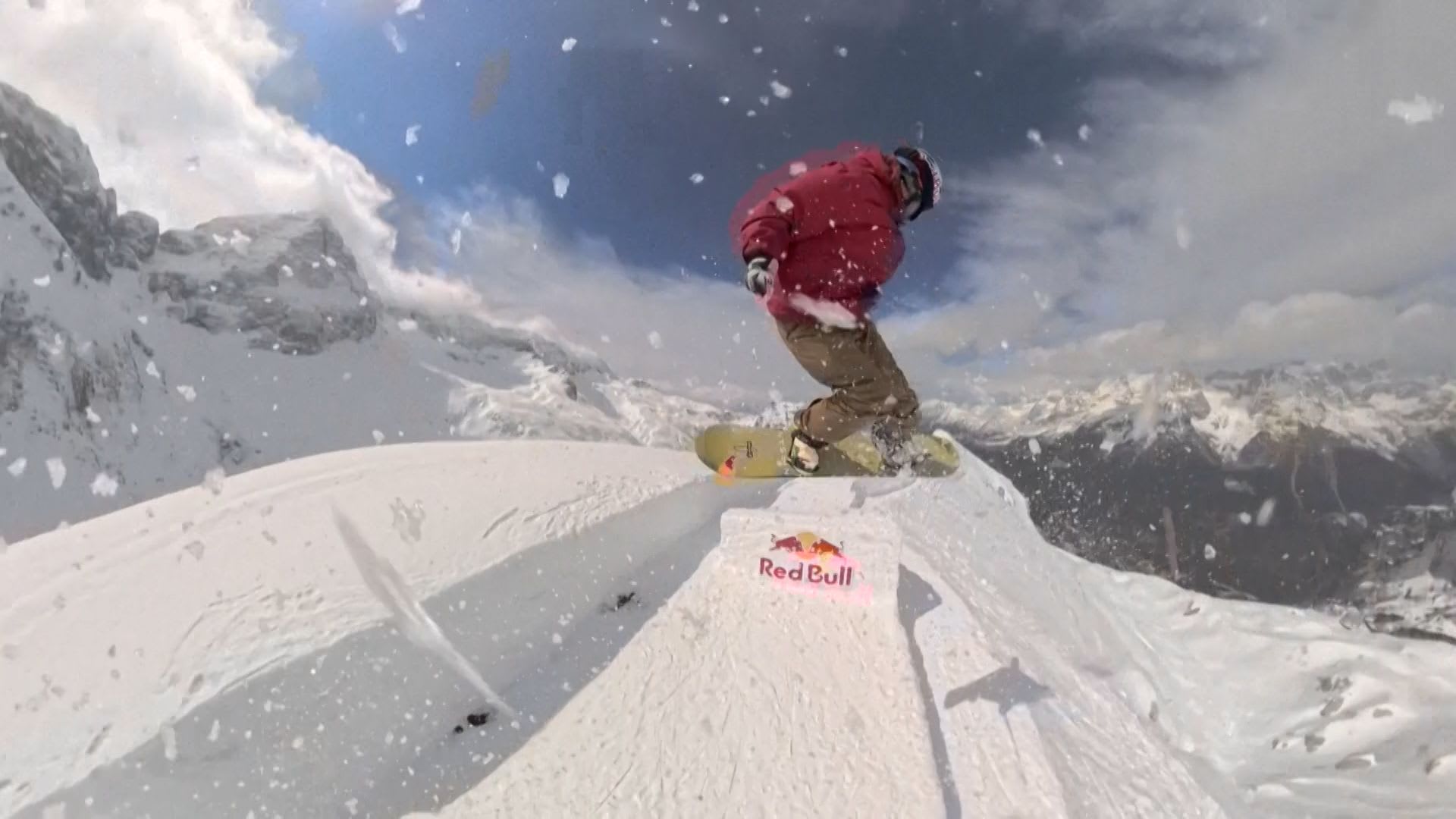 عرضها أقل من متر.. شاهد كيف عبر متزلجون على ألواح ثلجية حافة جبلية ضيقة