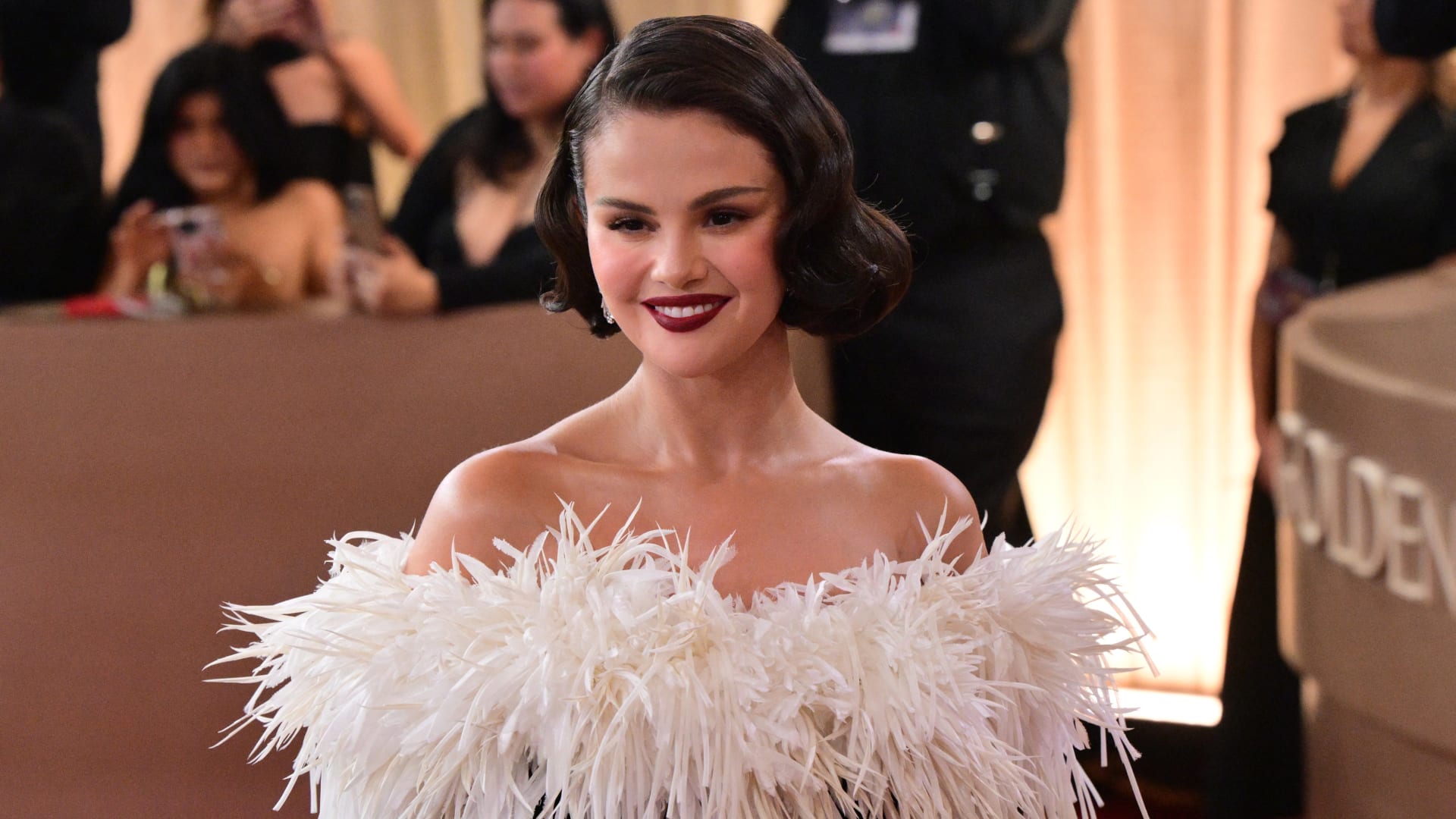 التشابه بين فستاني سيلينا غوميز ويُسر الخالدي على السجّادة الحمراء يثير الجدل!