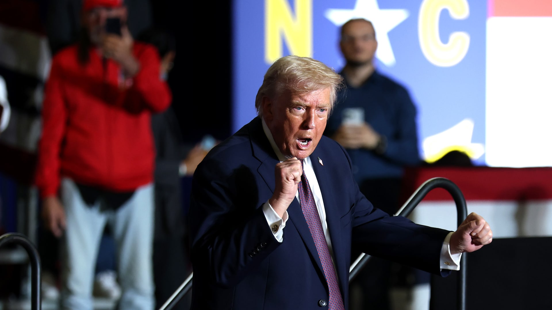 داخل "عالم مجنون" يصنعه ترامب.. من ضربة إيران إلى حليب كامل الدسم وزلاجة كلاب غرينلاند ونفط فنزويلا