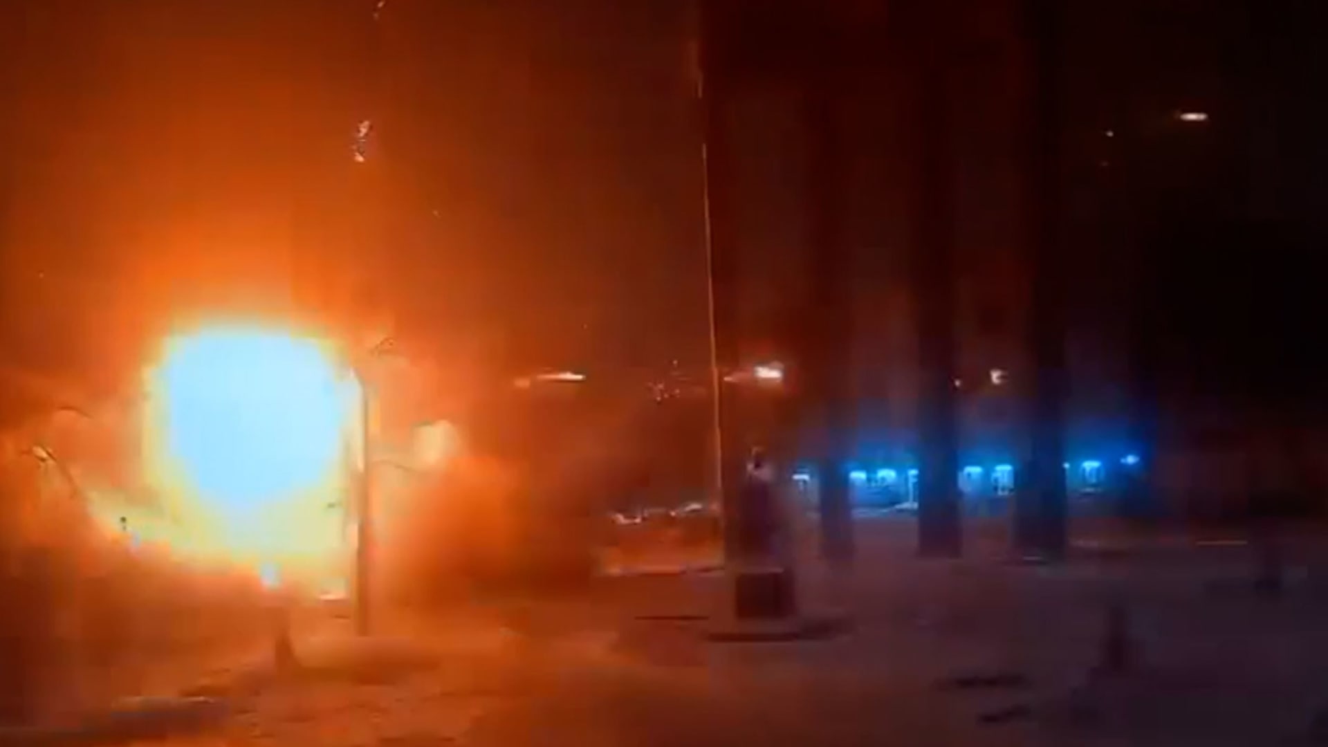 أحدث دويًا هائلًا في الشارع.. عاملة نظافة أوكرانية تواصل عملها بعد وقوع انفجار قريب منها