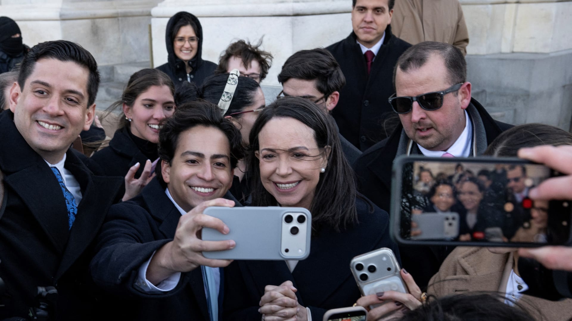 ترامب يقبل جائزة نوبل للسلام التي حصلت عليها ماتشادو ويحتفظ بها