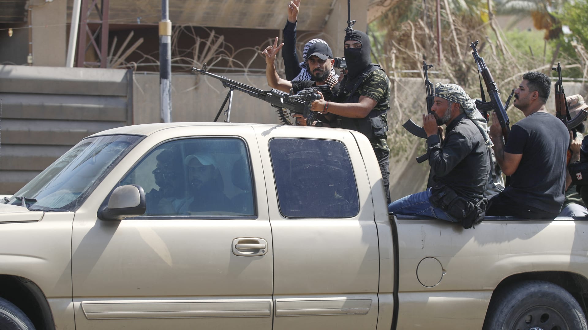 بعد اشتباكات مع الشرطة العراقية .. مقتدى الصدر يصدر تعليمات بشأن هيكلة "سرايا السلام"