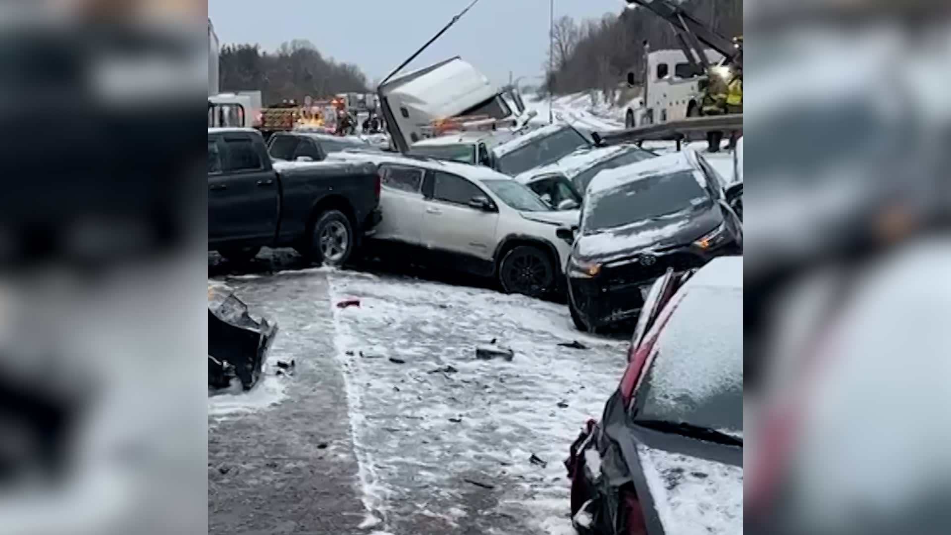 المركبات فوق بعضها.. حادث تصادم عنيف بنيويورك يتسبب بإصابة عدة أشخاص