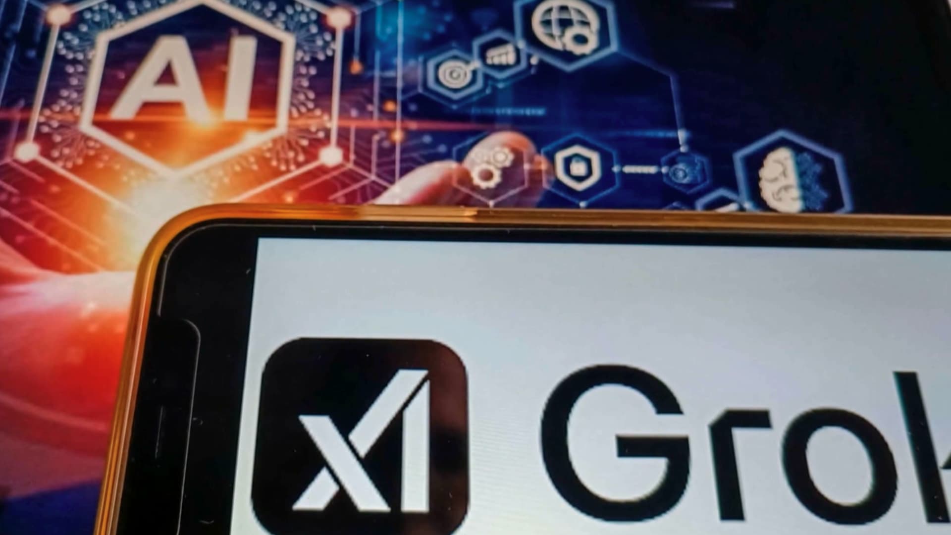 بعد بدء تحقيقات رسمية.. منصة "إكس" تفرض قيودًا على روبوت "غروك" لمنعه من نشر صور فاضحة