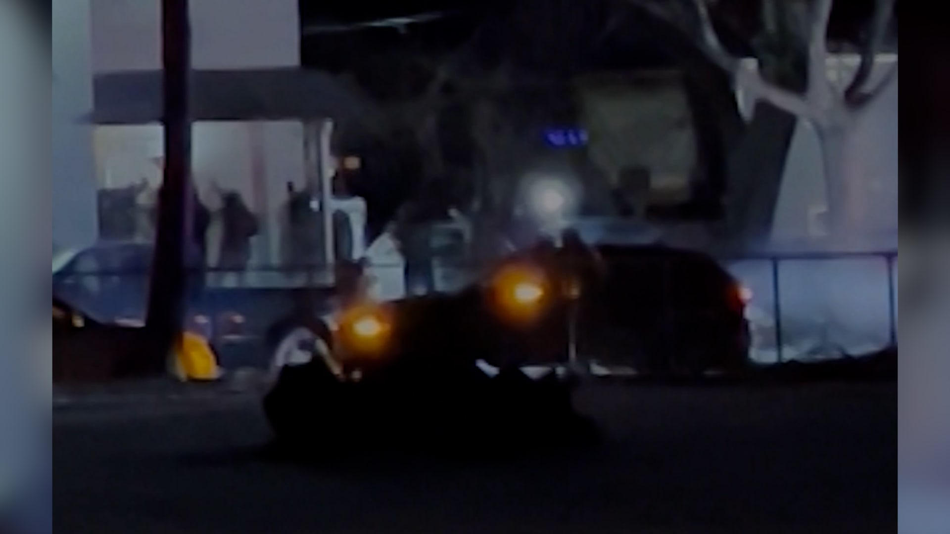 مشتبه بهم اعتدوا على ضباط أمريكيين.. وقوات الأمن تقتحم بقنبلة صوتية منزلا تحصنوا داخله