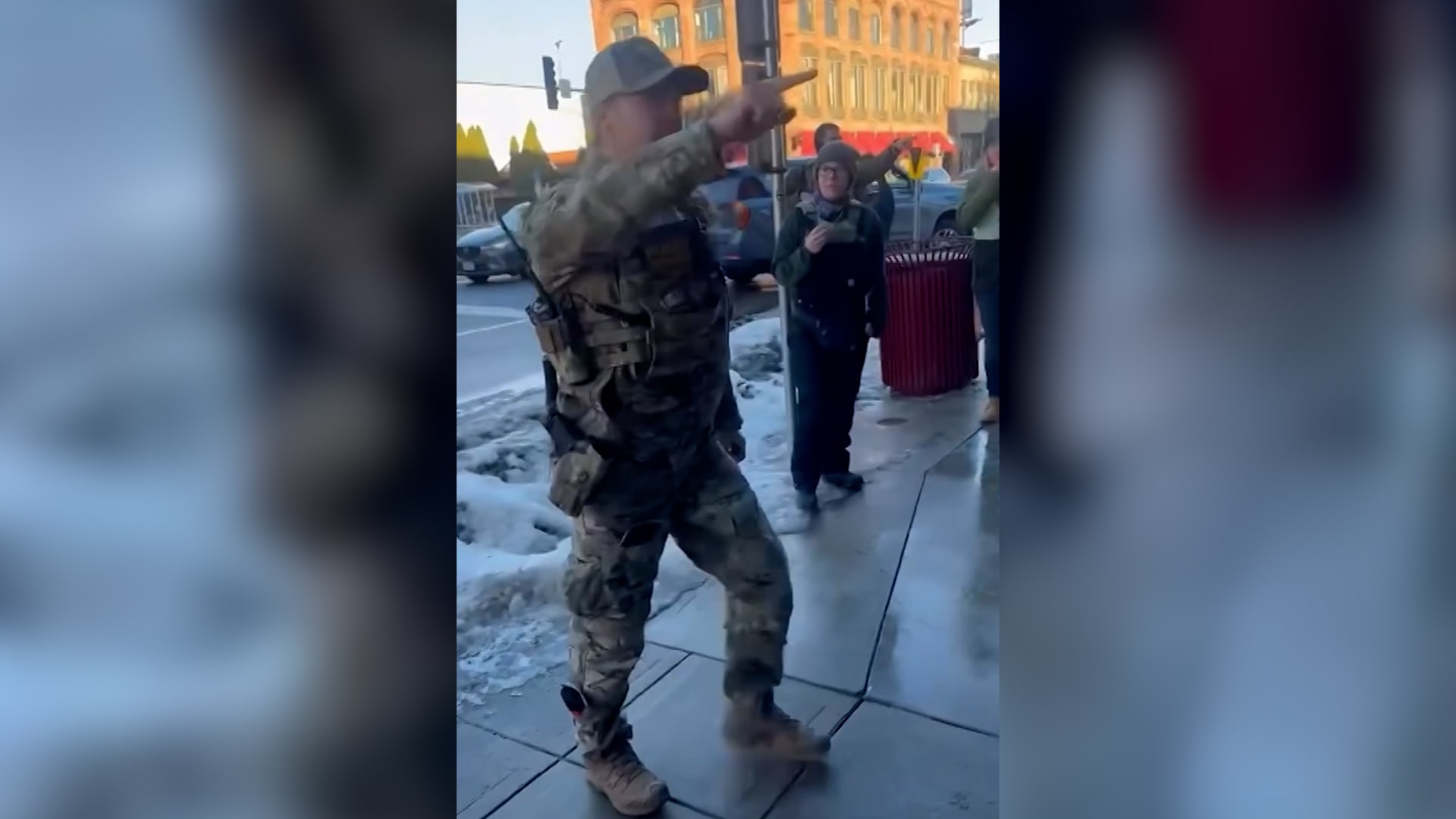 حشدٌ يمنع ضباطا فيدراليين من اقتحام مطعم بيتزا في مينيسوتا.. شاهد ما حدث