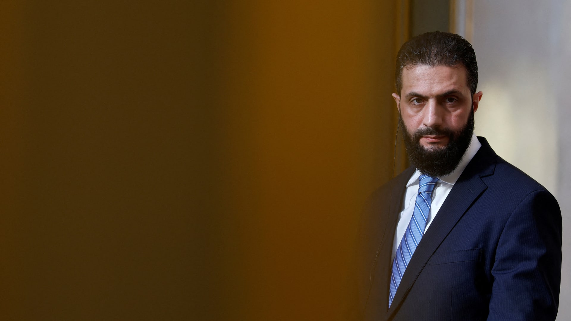 دعاهم لعدم تصديق "روايات الفتنة".. الشرع يصدر مرسوما لصالح الأكراد: "جزء أصيل من الشعب السوري"