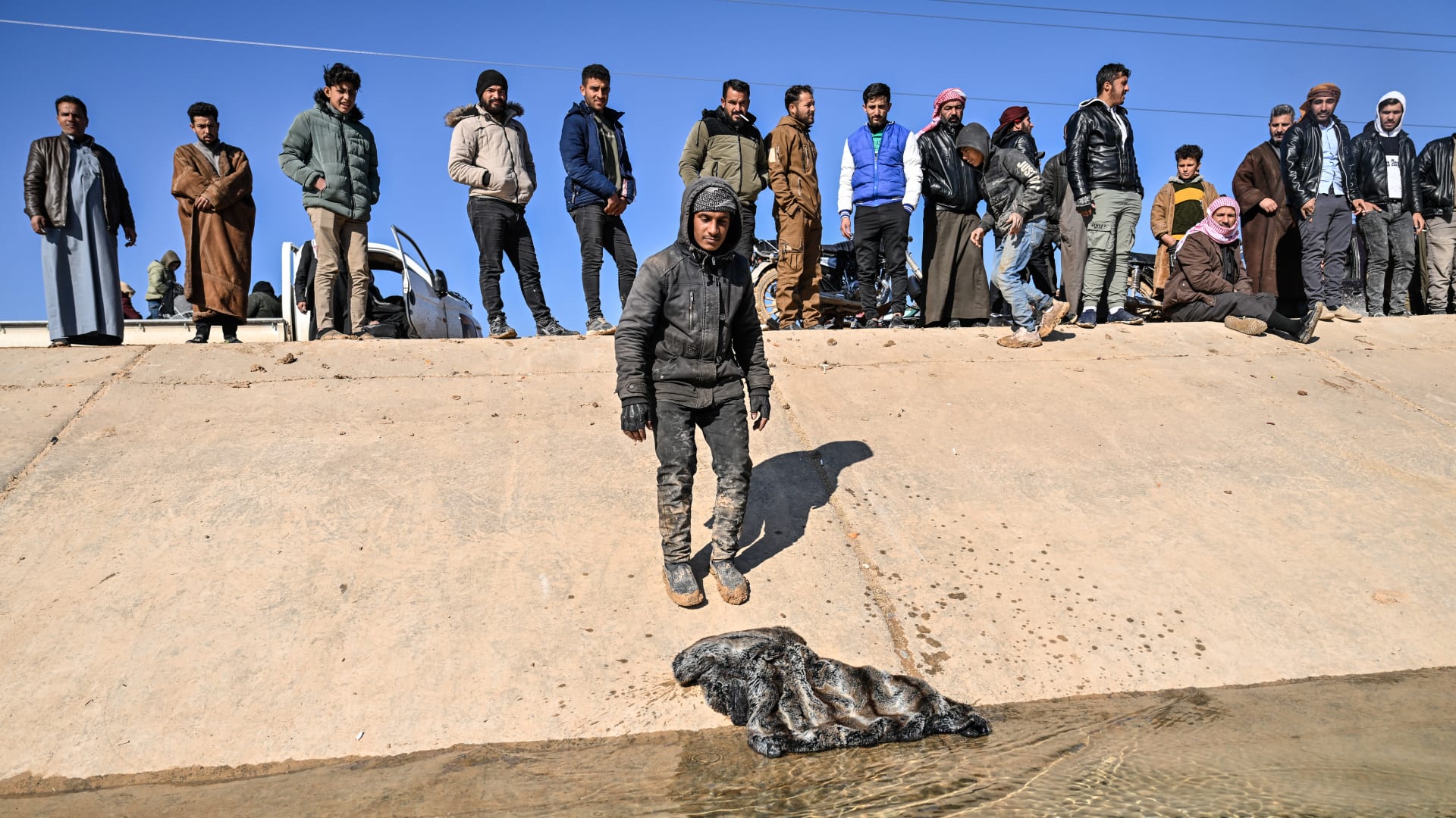 مظلوم عبدي يعلن سحب قوات "قسد" من حلب إلى شرق الفرات والدفاع السورية تعلق