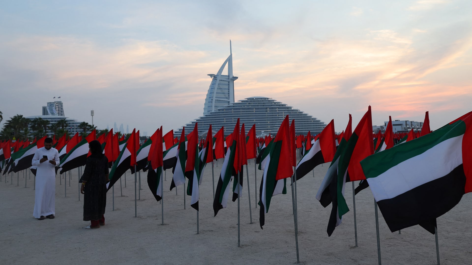 "أرادوه يومًا مظلمًا للإمارات".. أنور قرقاش يشيد بـ"يوم العزم": شاهدٌ على حزم القيادة وصلابة الدولة