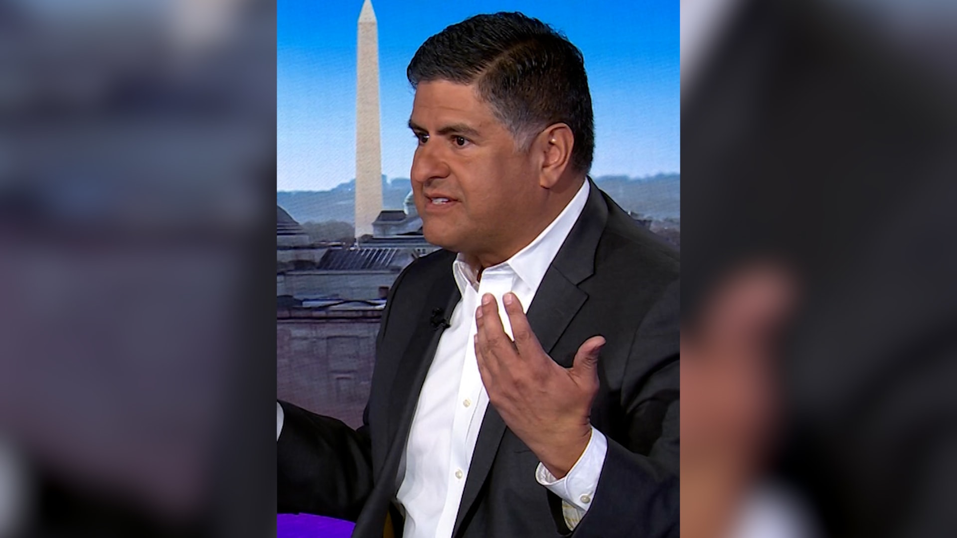 رحّلوا شخصًا يشبهني.. مستشار حملة ترامب السابق يبين لـCNN لما يحمل جواز سفره معه