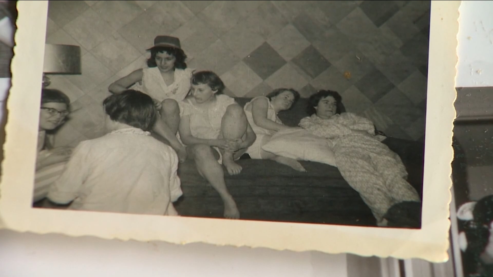 سيدة تكتشف صورًا قديمة لوالدة أوباما ضمن مقتنيات عائلتها بالصدفة