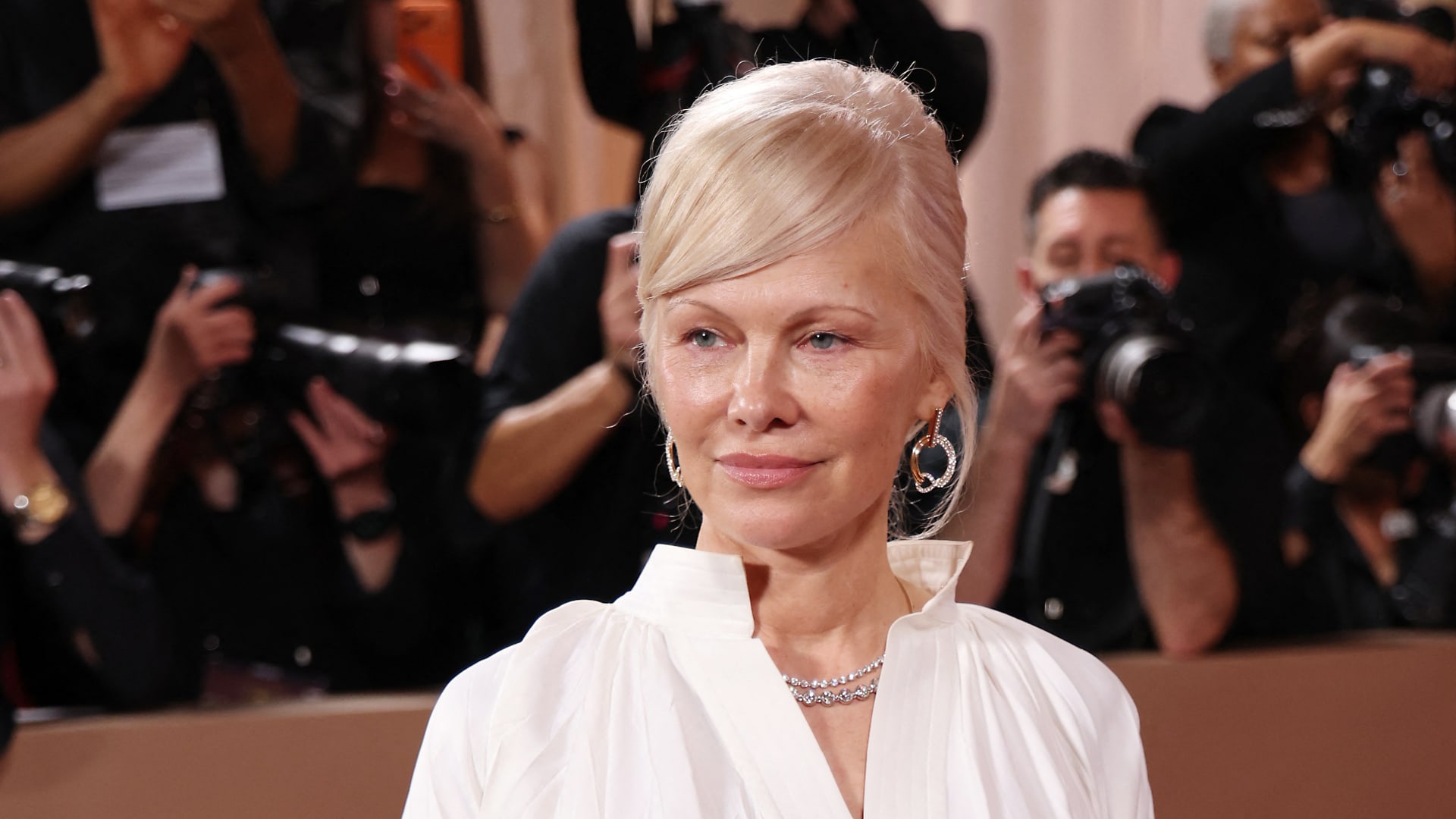 باميلا أندرسون شعرت بـ"الضيق الشديد" لجلوسها قرب سيث روغن في حفل غولدن غلوب