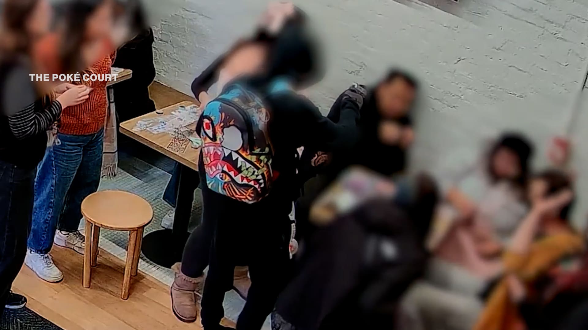 كاميرات توثق الجريمة.. مسلّحون يسرقون متجر بوكيمون ويلوذون بالفرار في 3 دقائق