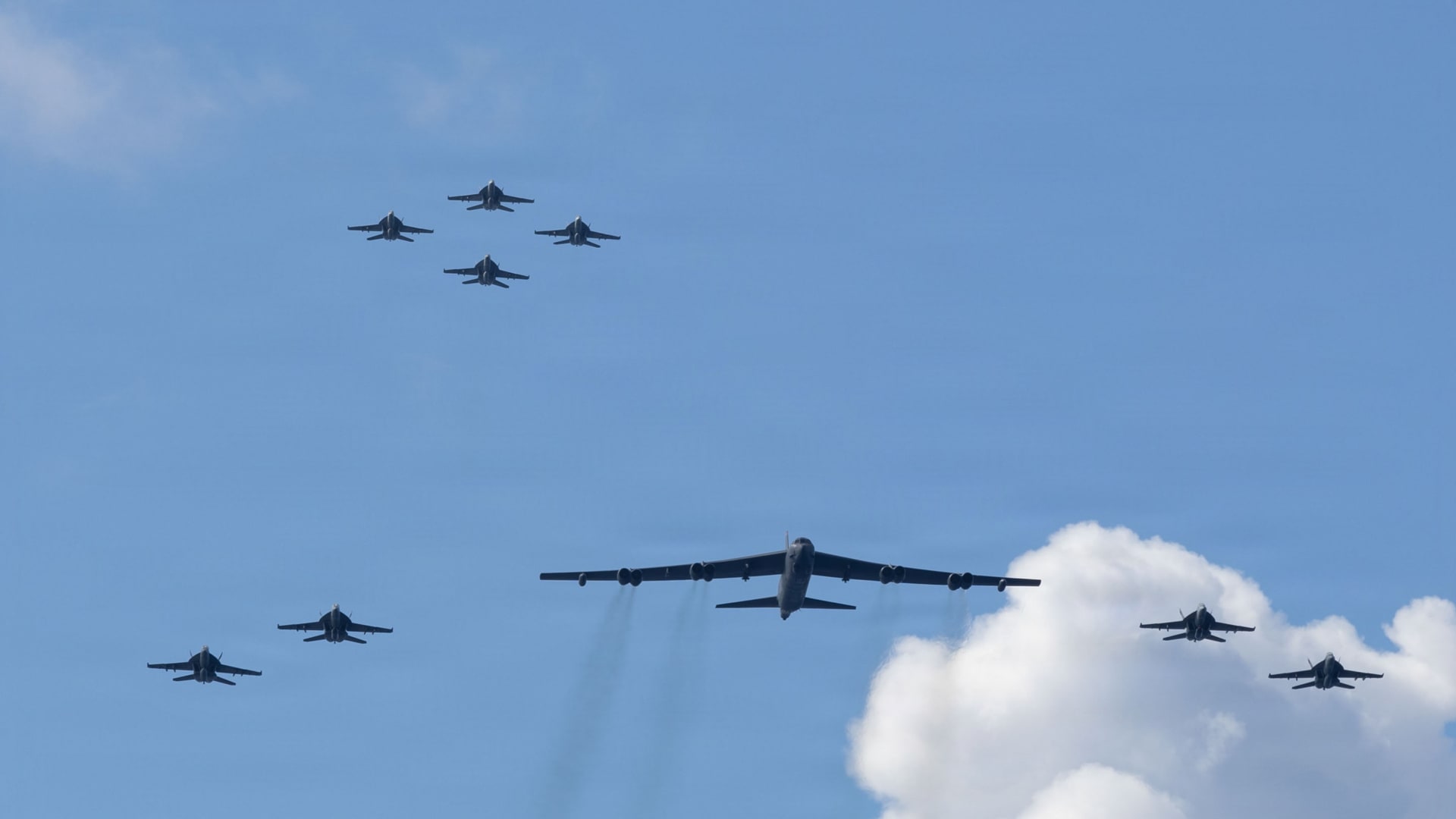 فيديو متداول لـ"تحليق طائرات أمريكية فوق الكويت والبصرة".. ما حقيقته؟