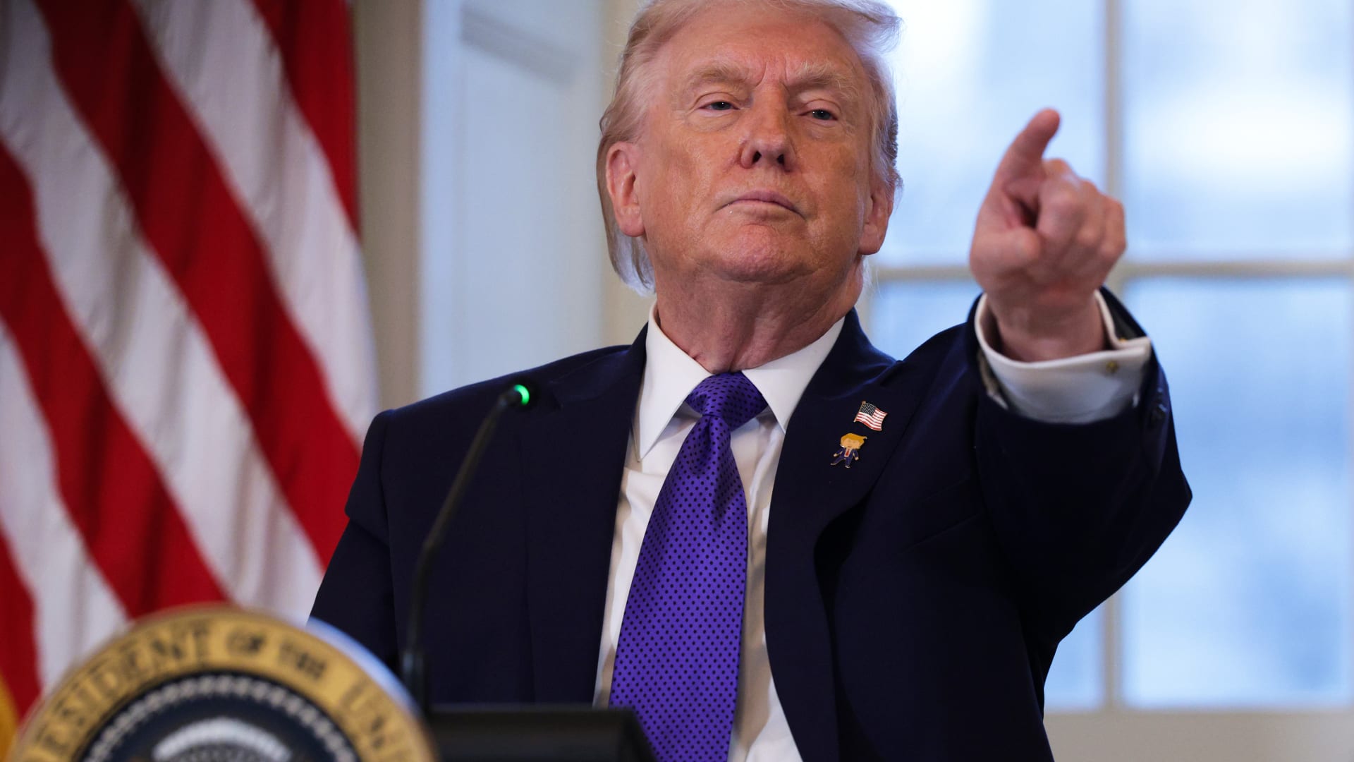 وسط جدل غرينلاند.. ترامب يعلن فرض تعريفات جمركية جديدة على دول أوروبية تعارض خطته