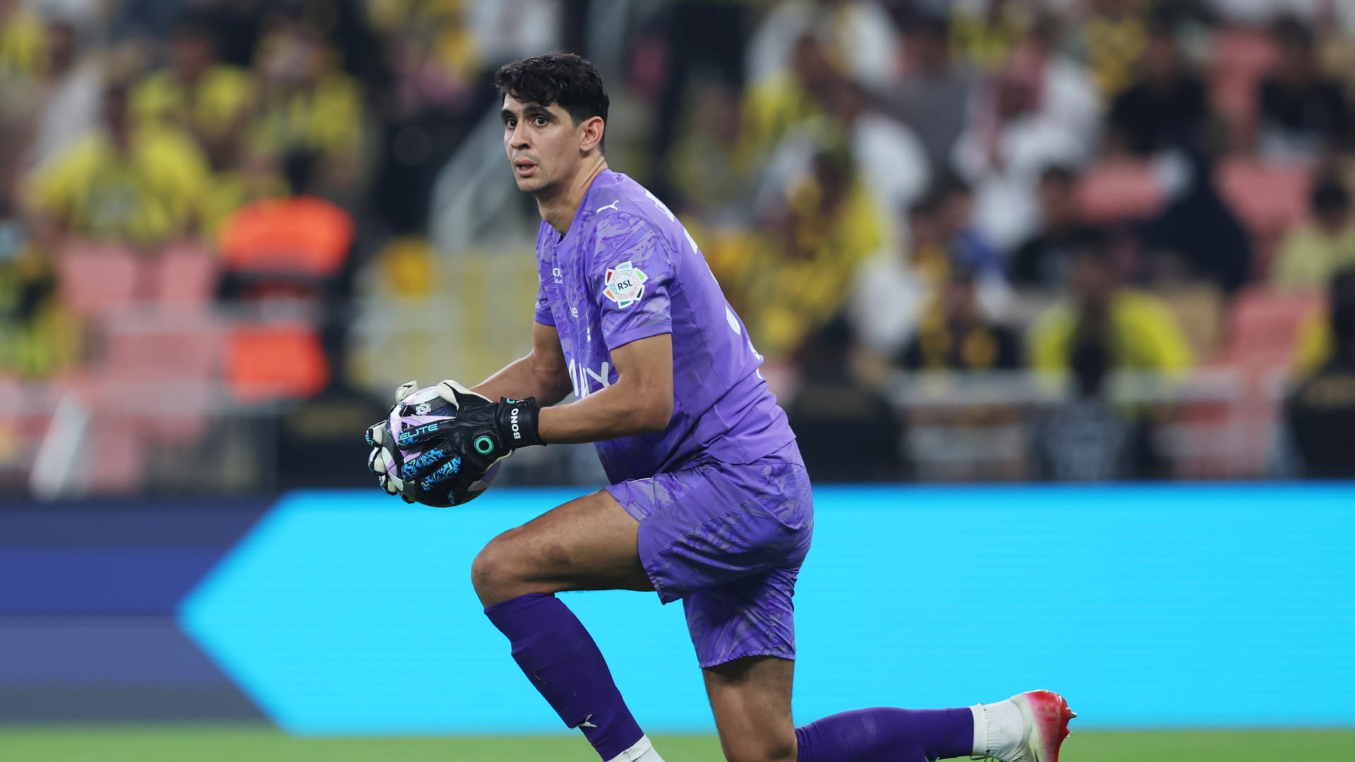 ياسين بونو يظفر بجائزة رياضية في السعودية.. وفريق الهلال يعلق