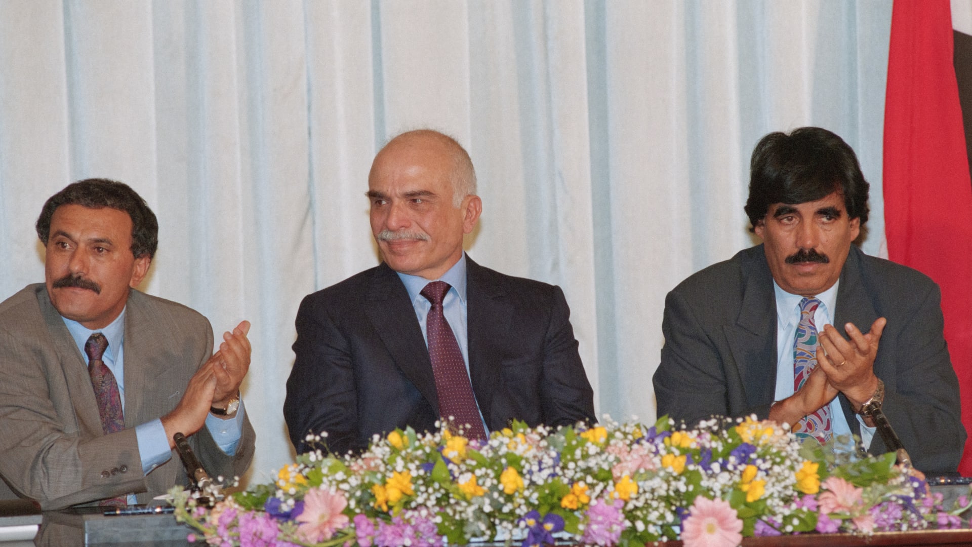 حداد وتنكيس الأعلام.. وفاة علي سالم البيض والرئاسة والحكومة اليمنية والحوثيون ينعوه