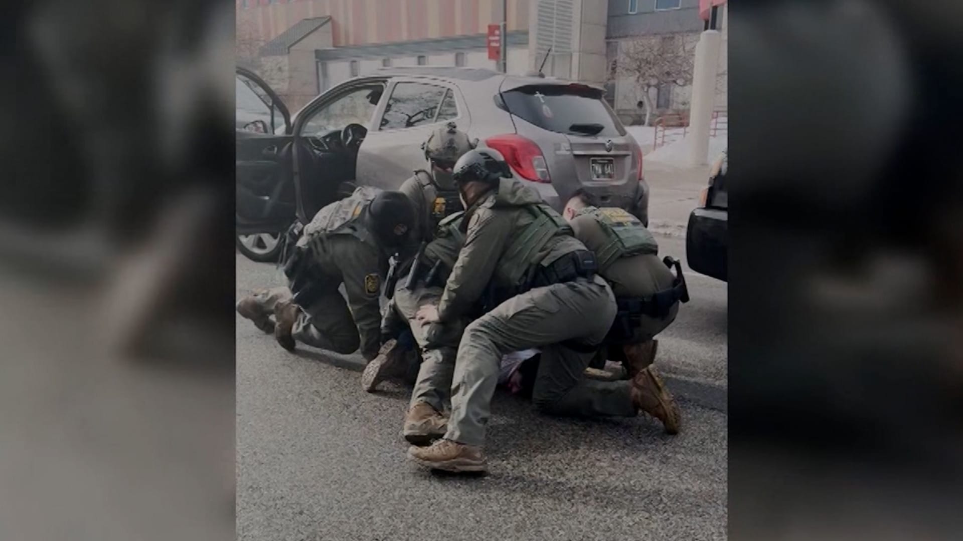 فيديو يُظهر عناصر أمن أمريكيين يجثون فوق معتقل وأحدهم يركله في وجهه بركبته