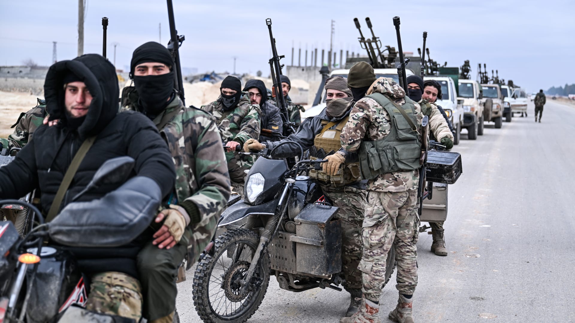 "قسد" يدمر جسرين على الفرات.. ودمشق تتهمه بإعدام سجناء ومدنيين في الرقة