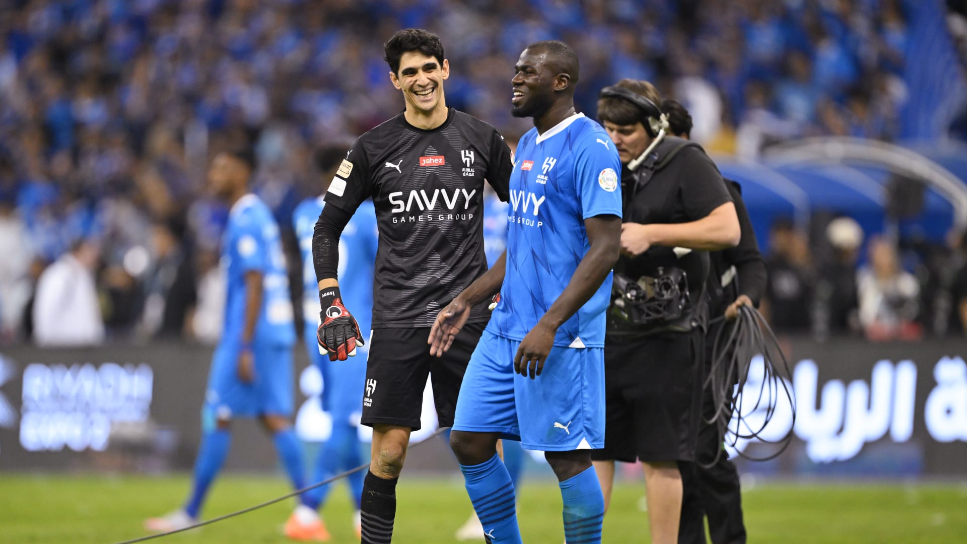 تصرف "لافت" من كوليبالي مع ياسين بونو على هامش نهائي كأس إفريقيا