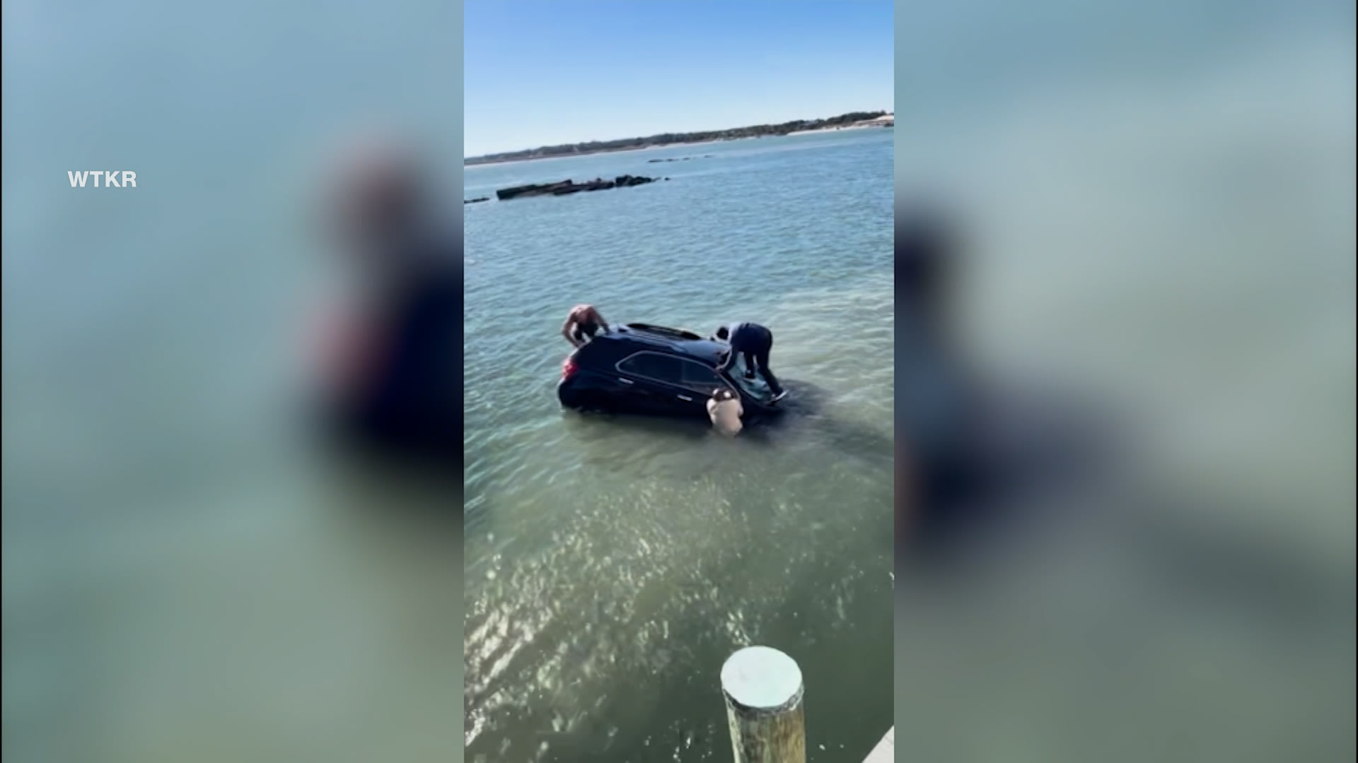 "لا أريد أن أكون هنا!".. فيديو يظهر لحظات إنقاذ بطولية لسيدة عالقة بسيارة غارقة